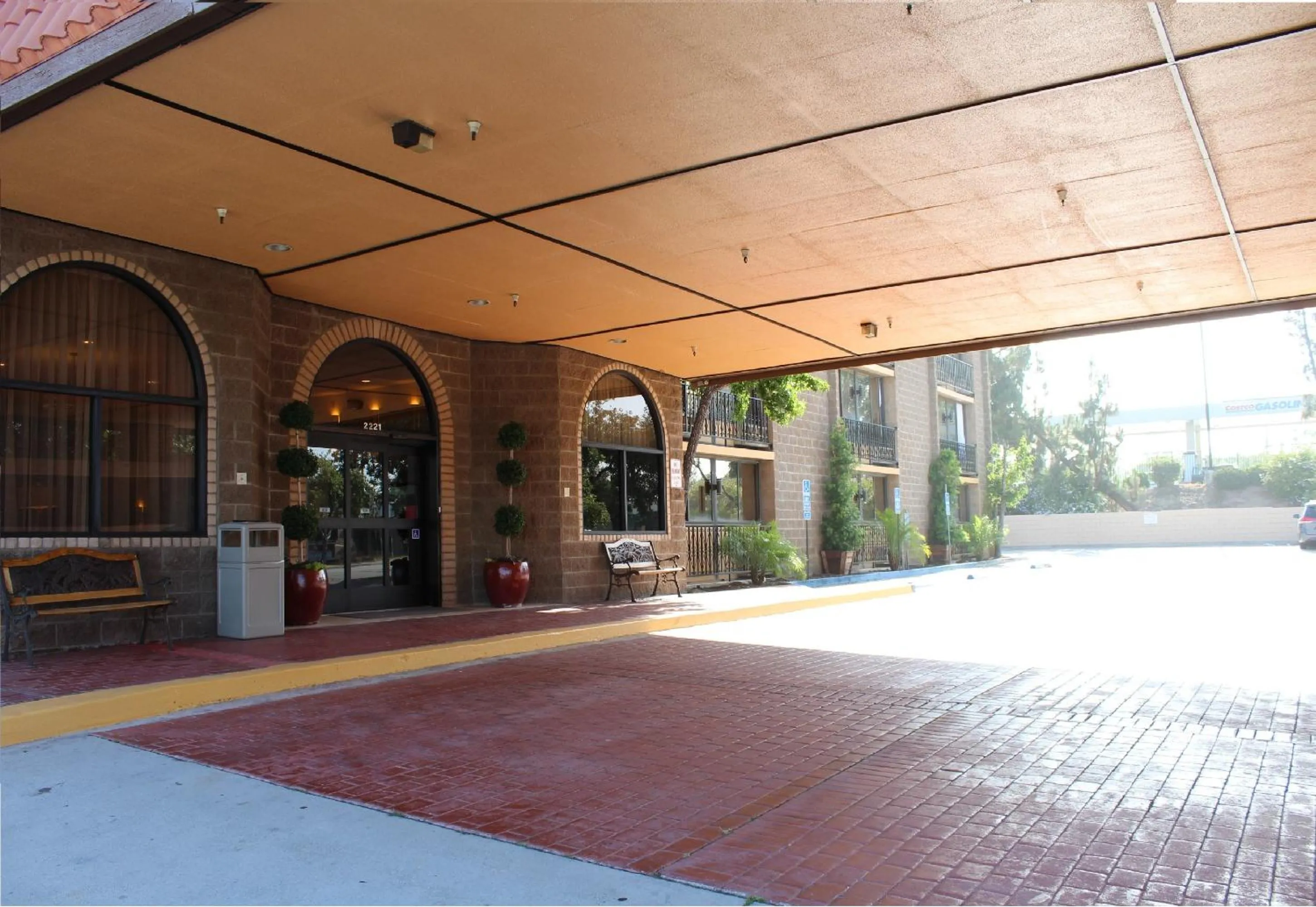 Facade/entrance in Alhambra Hotel