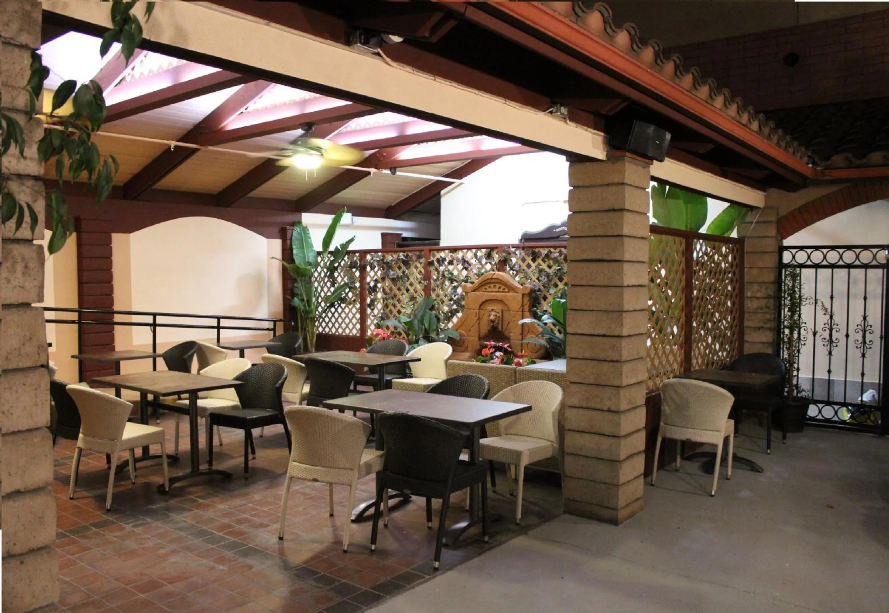 Lounge or bar in Alhambra Hotel