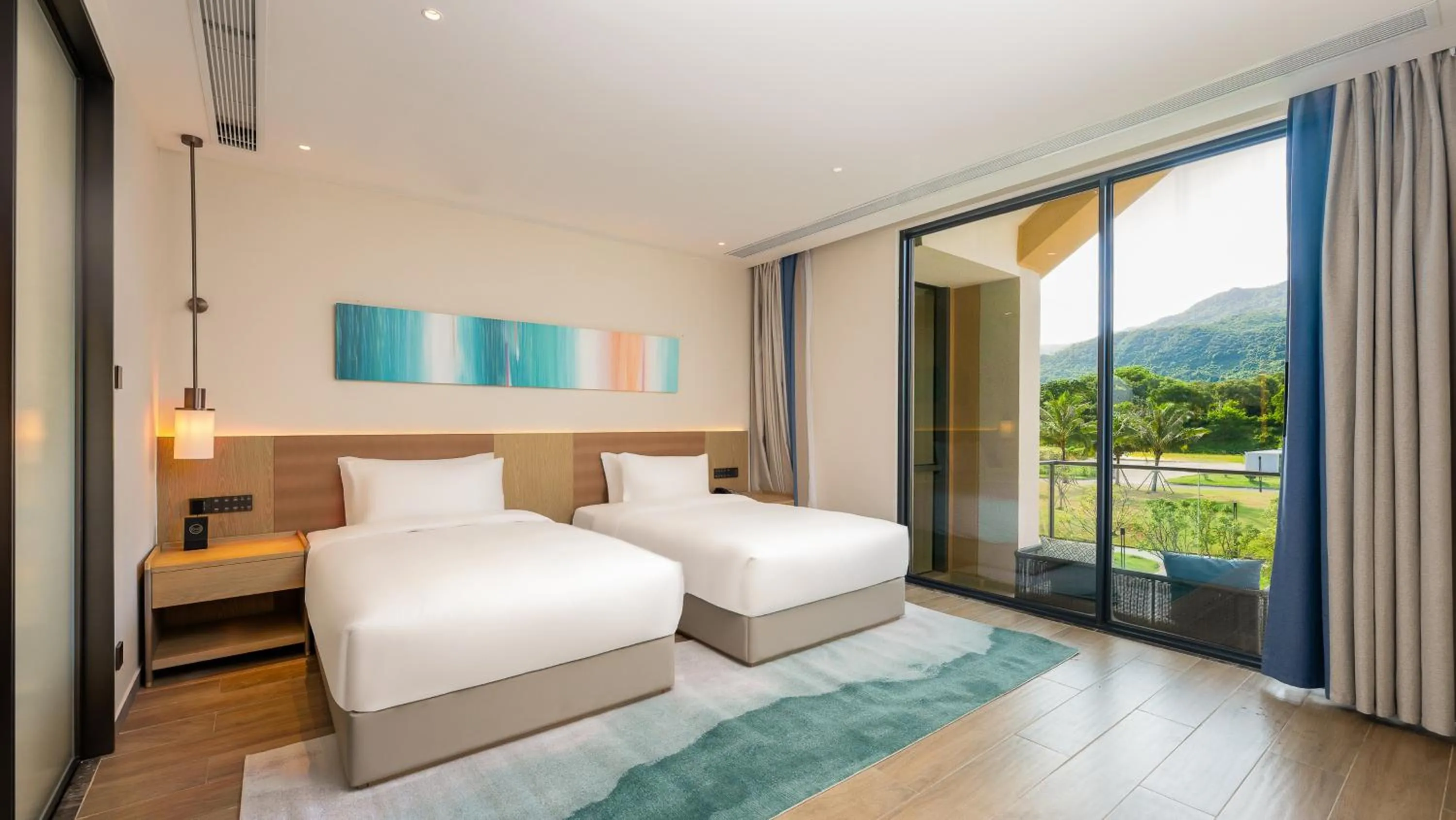 Photo of the whole room, Bed in Holiday Inn Hainan Xiangshui Bay by IHG