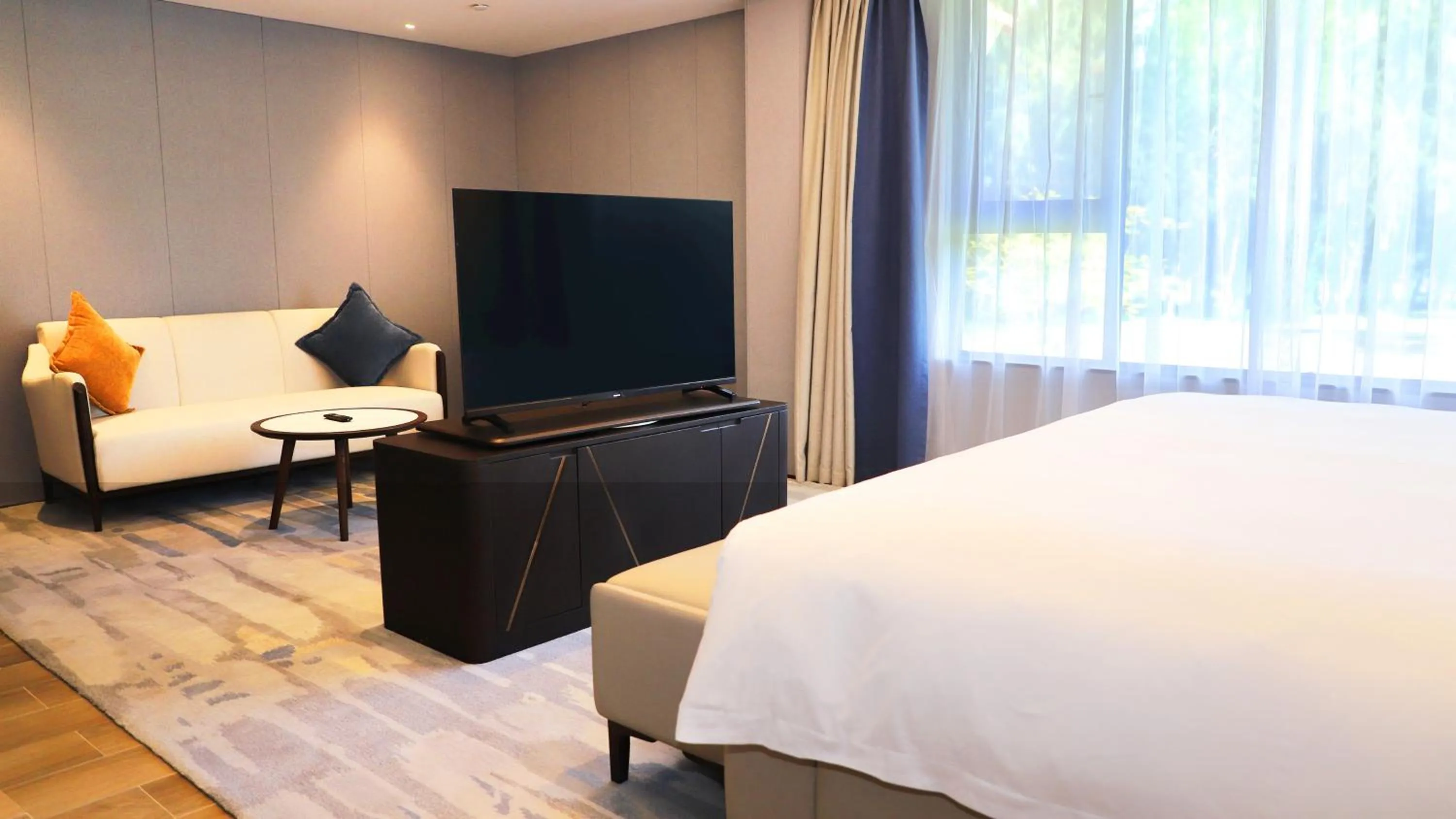 Photo of the whole room, Bed in Holiday Inn Hainan Xiangshui Bay by IHG