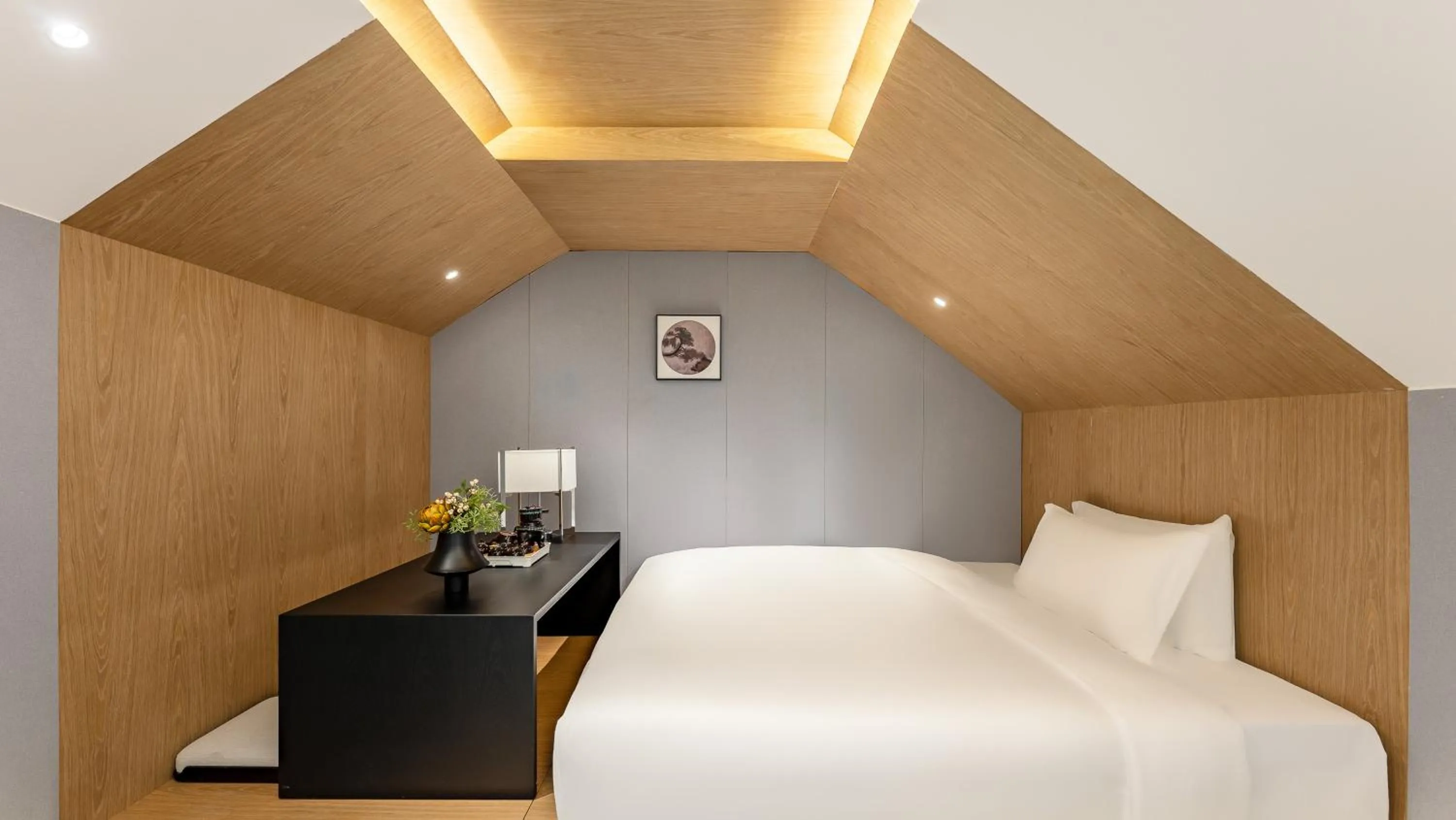 Photo of the whole room, Bed in Holiday Inn Hainan Xiangshui Bay by IHG