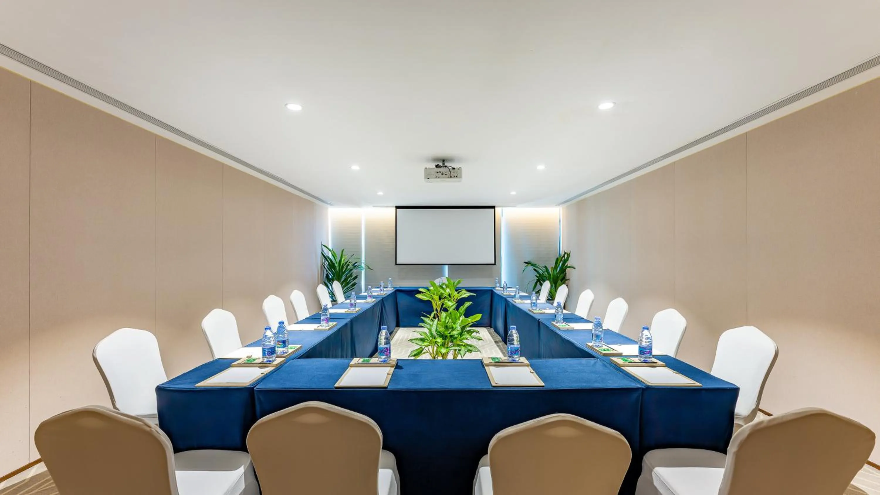 Meeting/conference room in Holiday Inn Hainan Xiangshui Bay by IHG