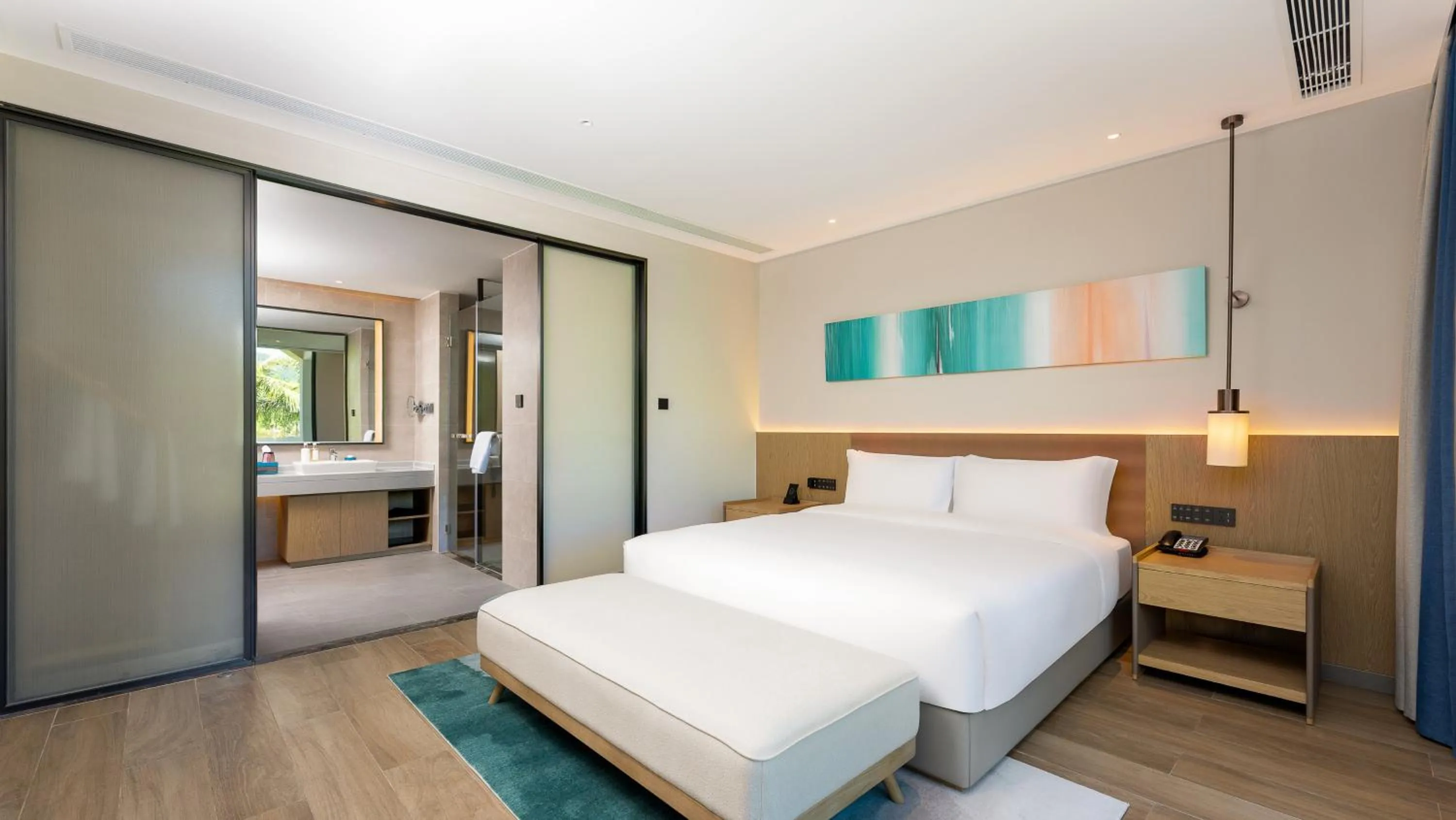 Photo of the whole room, Bed in Holiday Inn Hainan Xiangshui Bay by IHG
