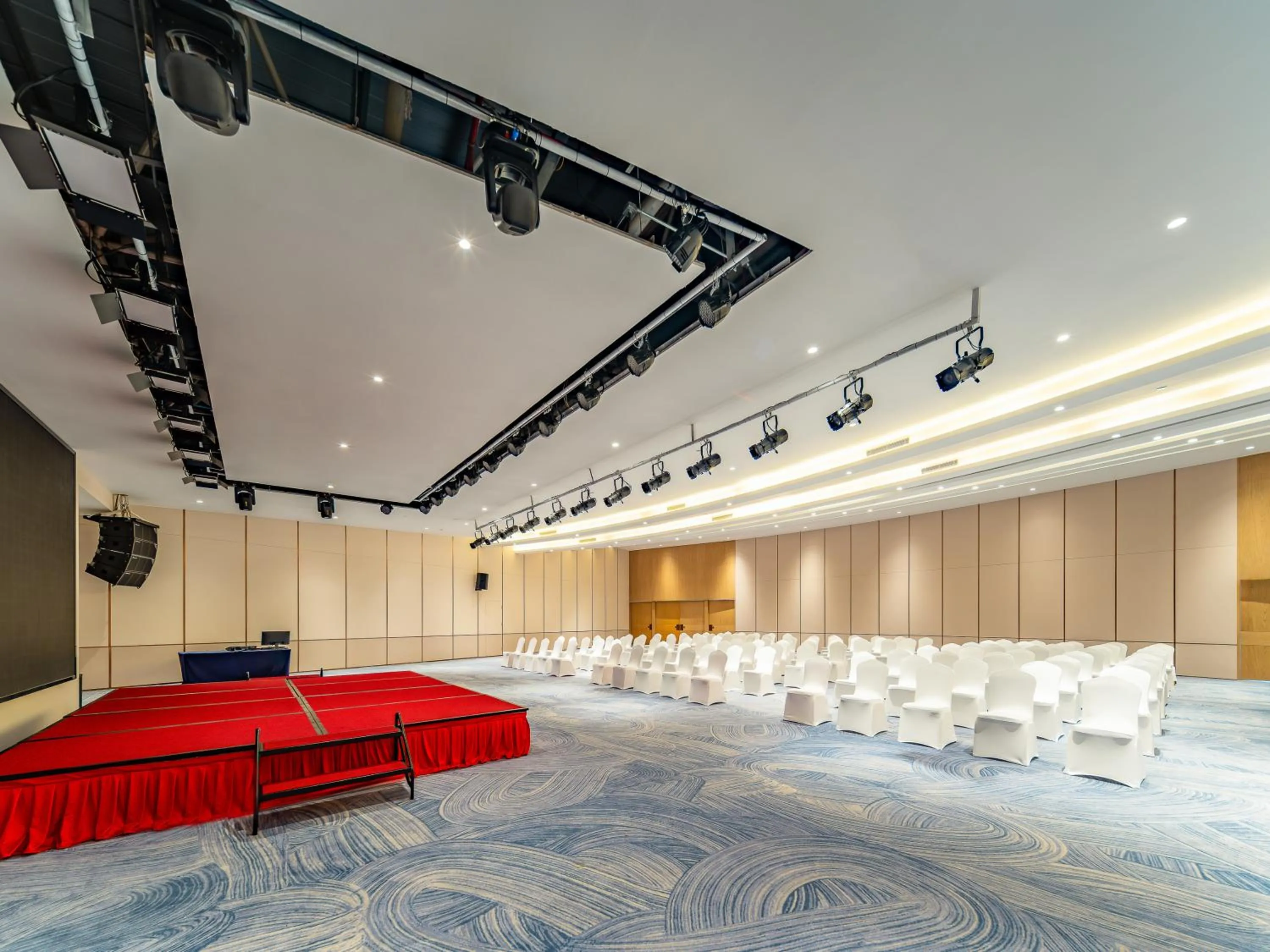 Meeting/conference room in Holiday Inn Hainan Xiangshui Bay by IHG