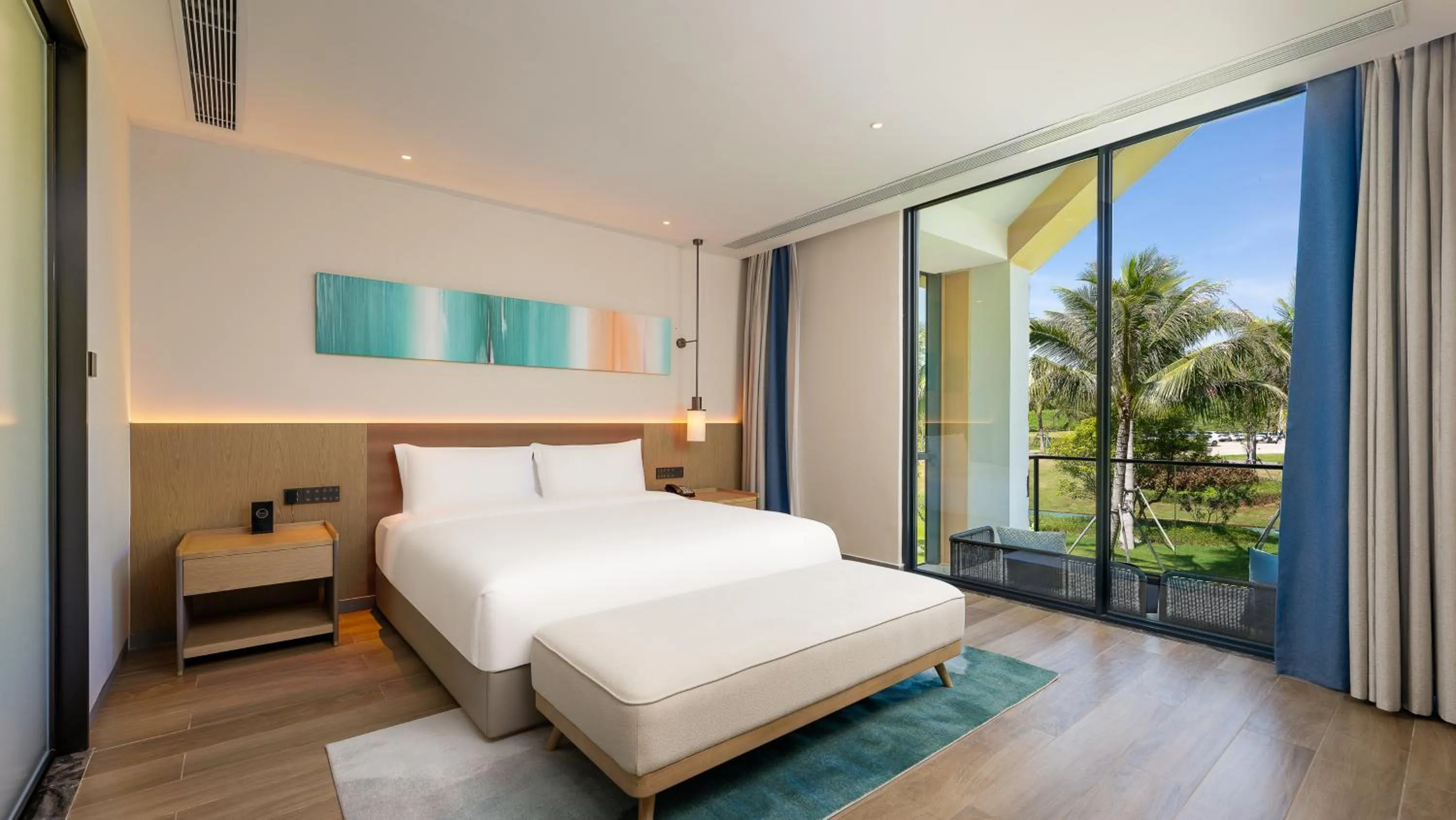 Photo of the whole room, Bed in Holiday Inn Hainan Xiangshui Bay by IHG