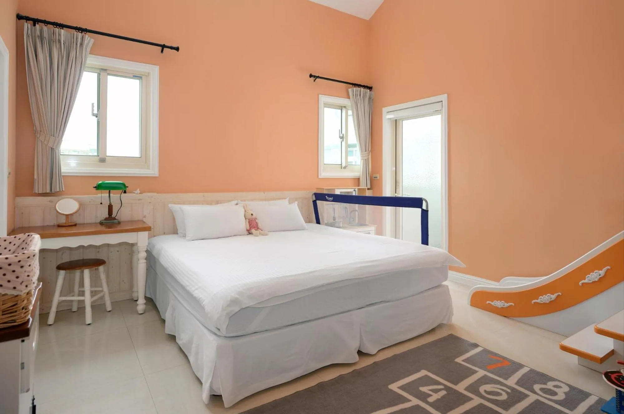 Bed in Dancing Butterfly Inn Family sliding BnB