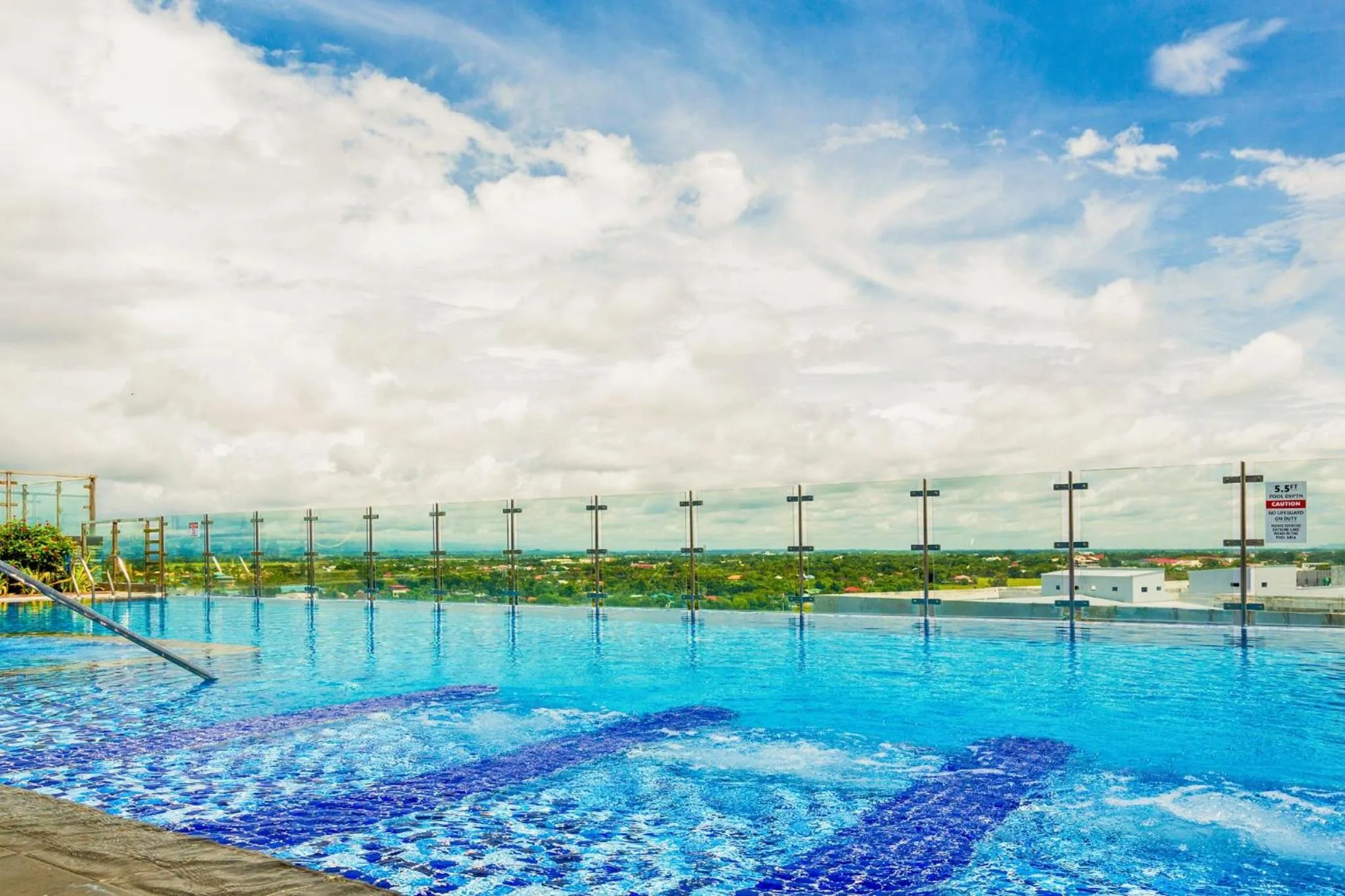 Swimming pool in Richmonde Hotel Iloilo
