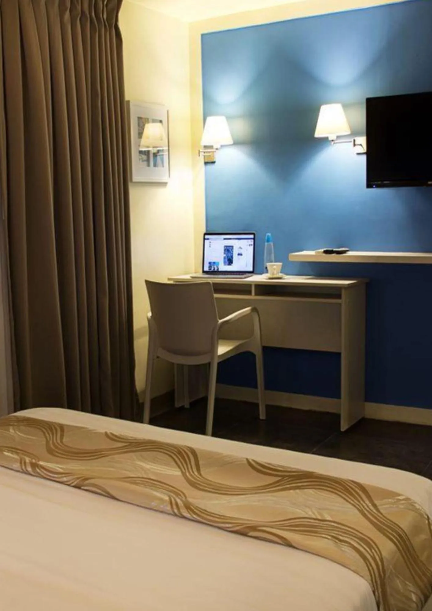 Seating area, Bed in Pillows Hotel Cebu