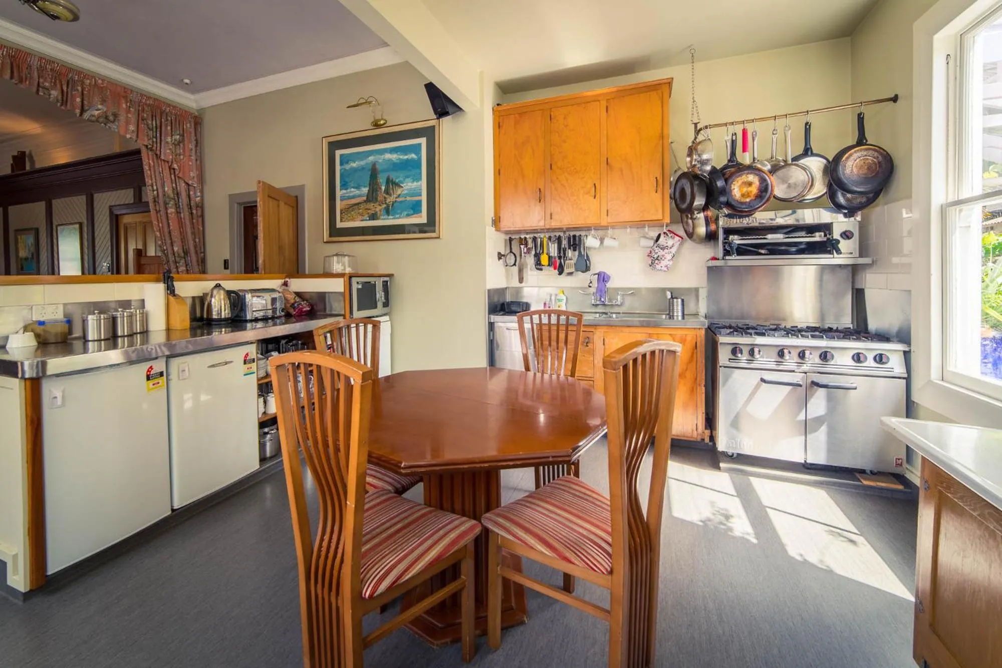 Kitchen or kitchenette in Shady Rest Bed & Breakfast