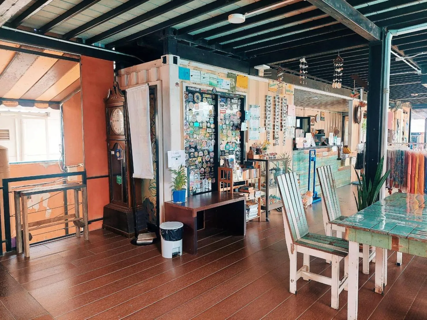 Restaurant/places to eat in Retro Box Hotel Chumphon