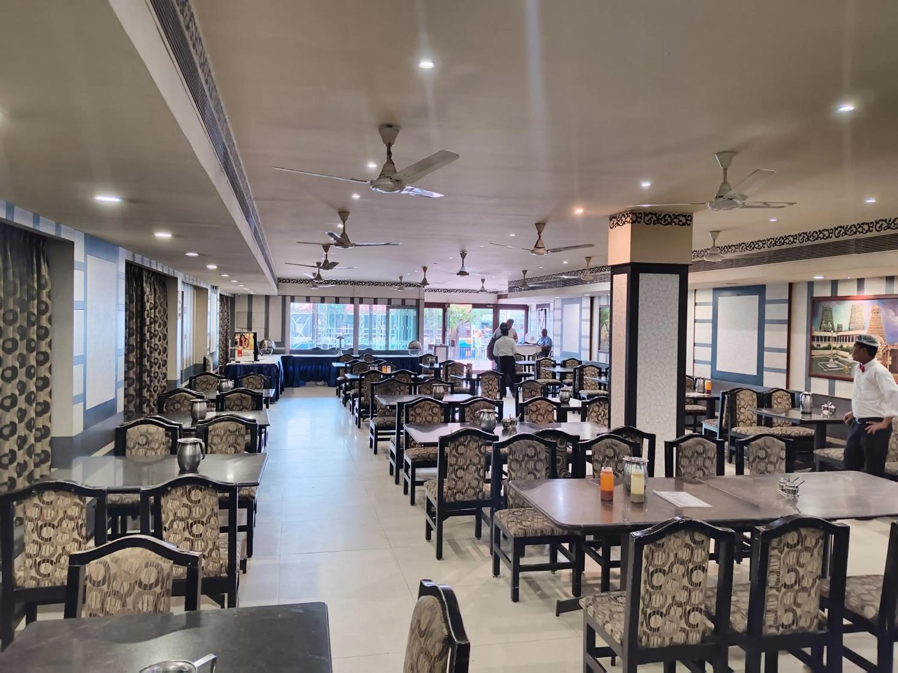 Restaurant/places to eat in Hotel Mayas