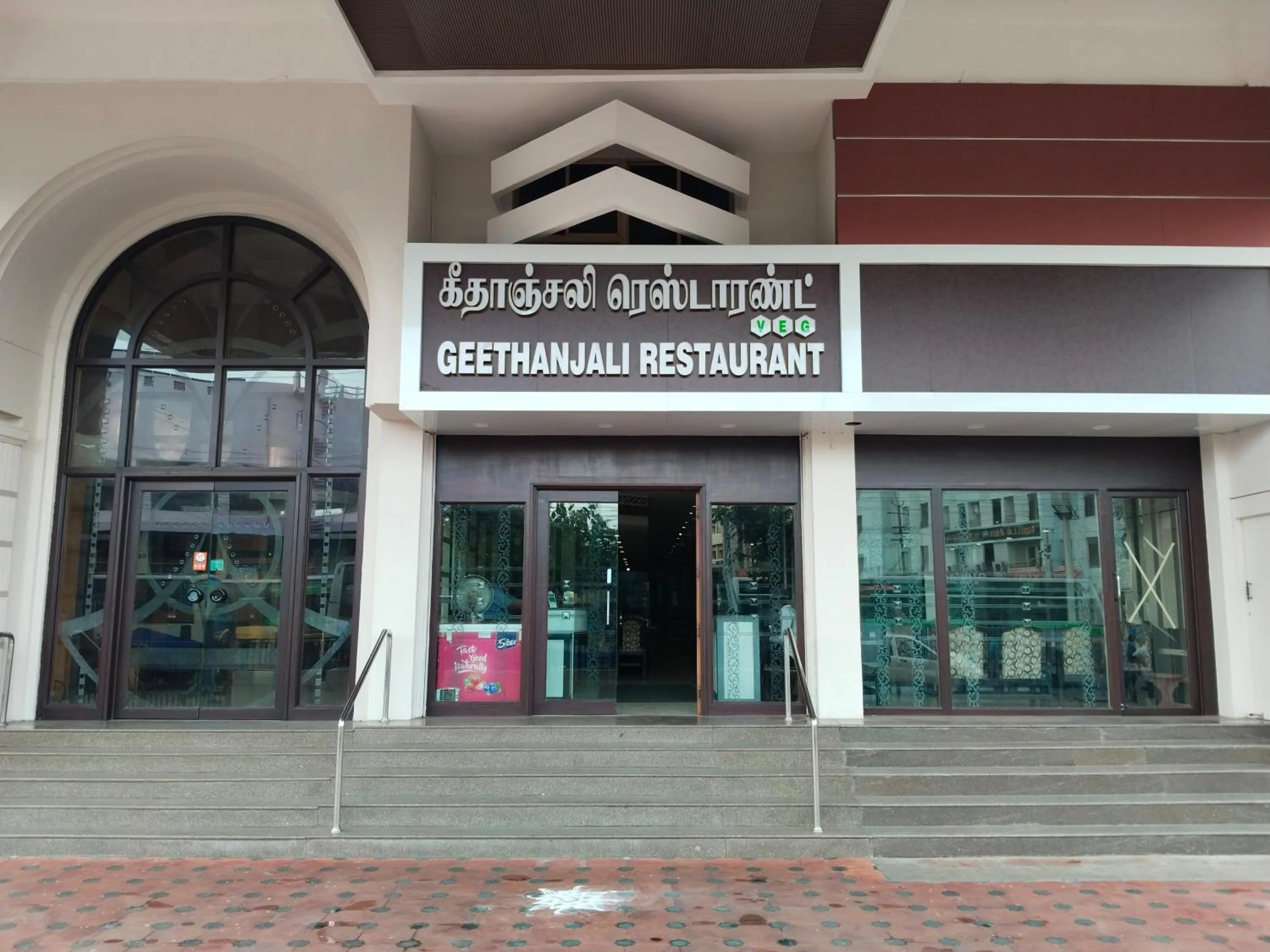 Restaurant/places to eat in Hotel Mayas