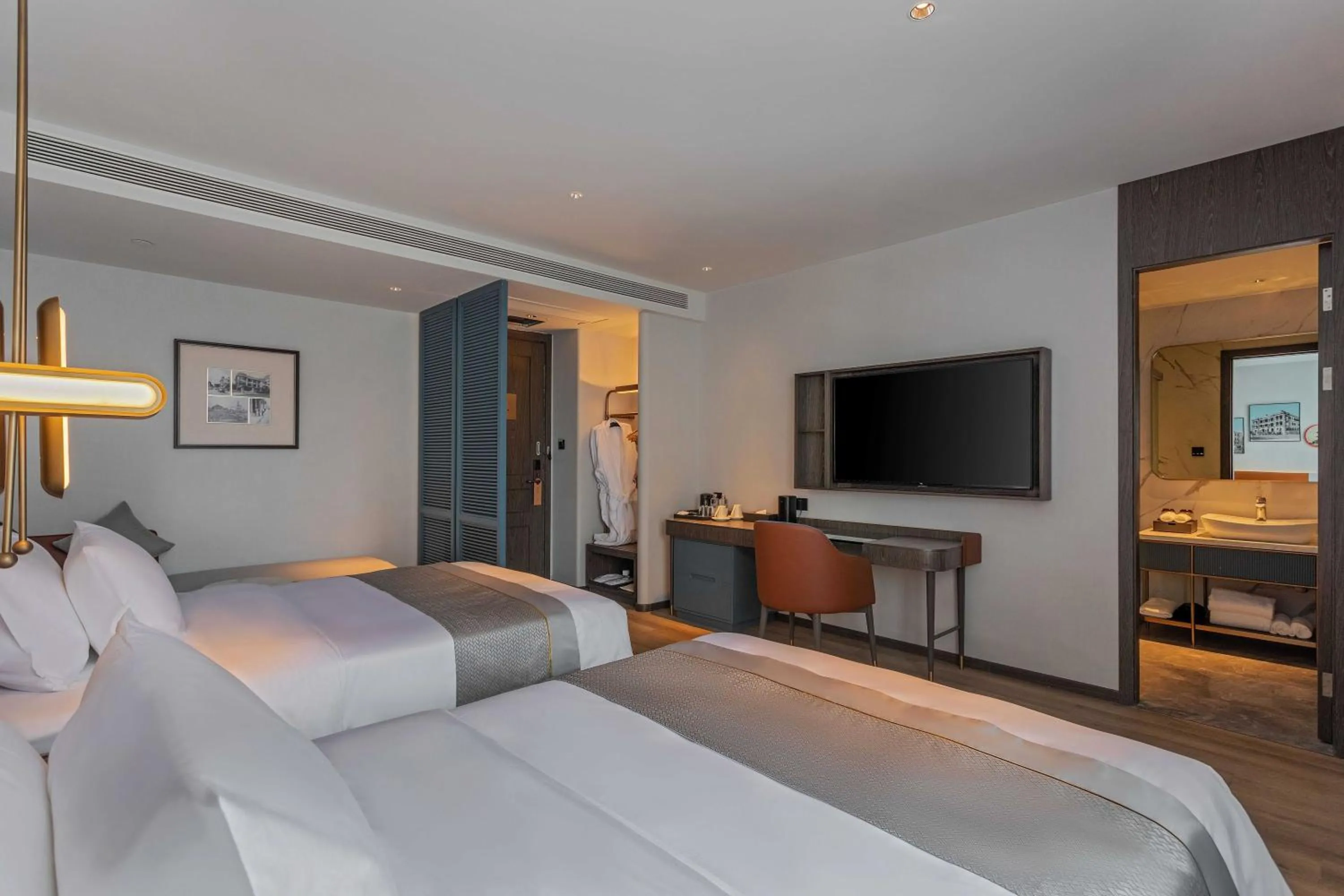 Photo of the whole room, Bed in Grand Madison Wuhan Hankou on the Bund