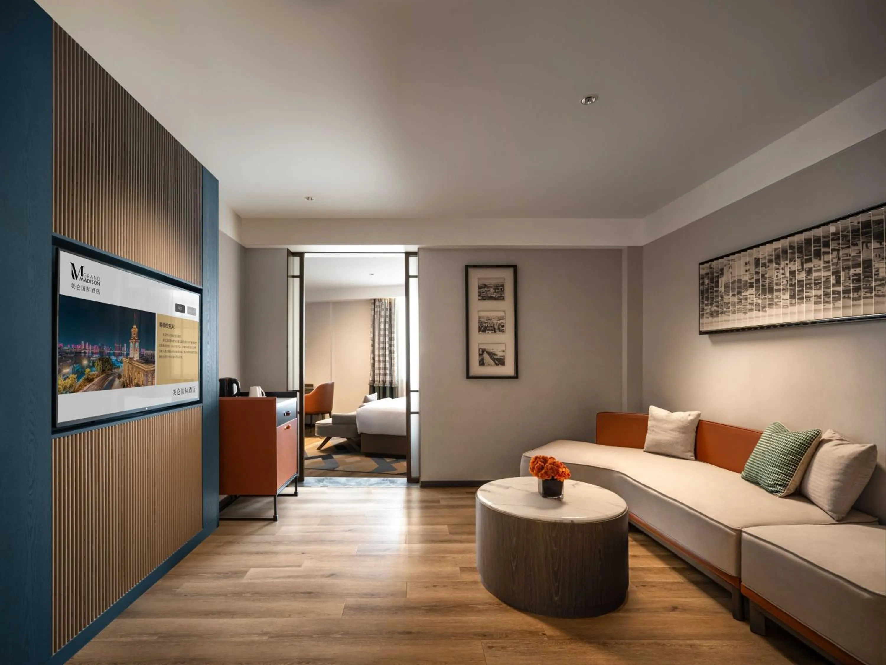 Photo of the whole room, Bed in Grand Madison Wuhan Hankou on the Bund