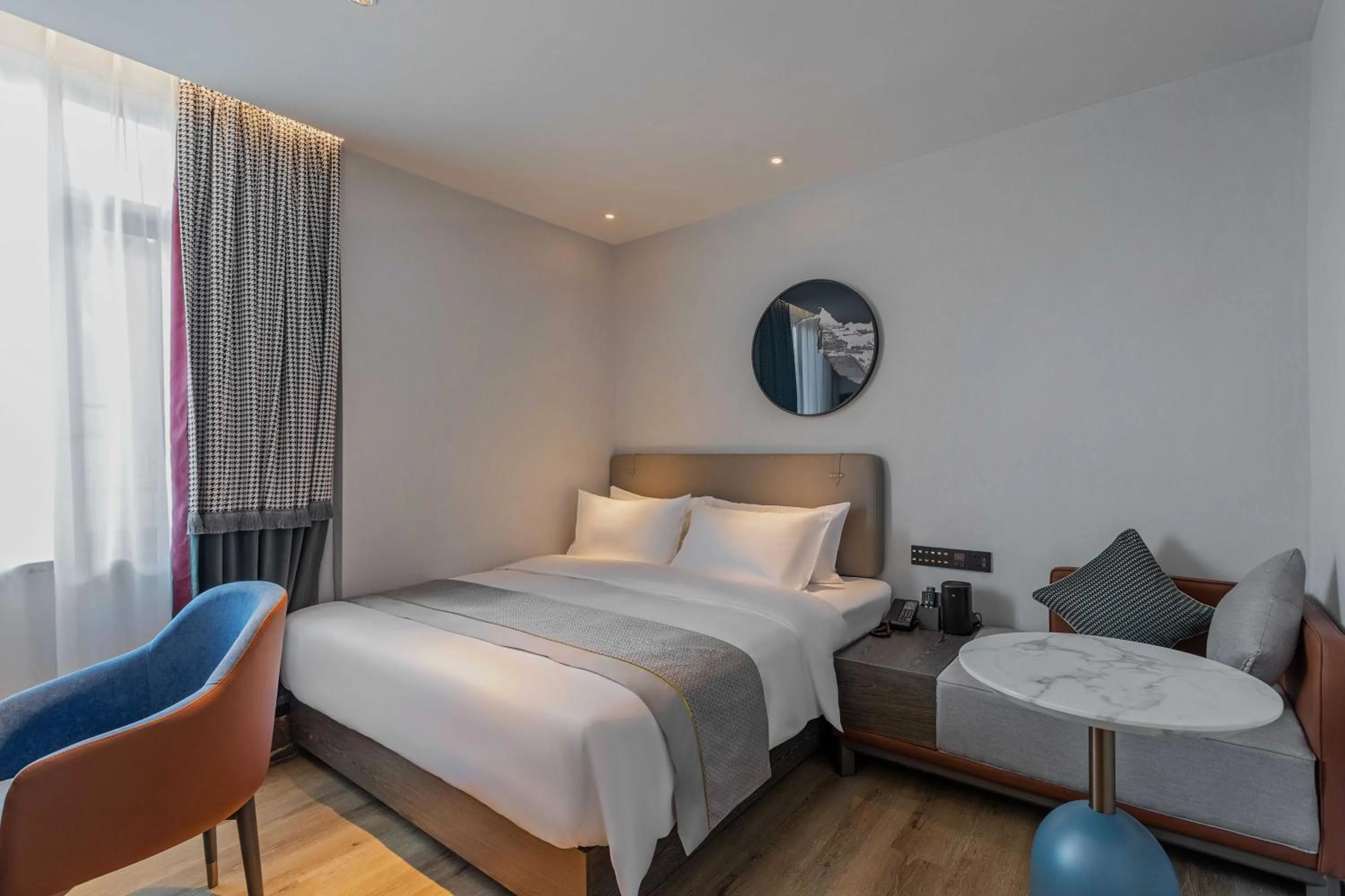 Photo of the whole room, Bed in Grand Madison Wuhan Hankou on the Bund