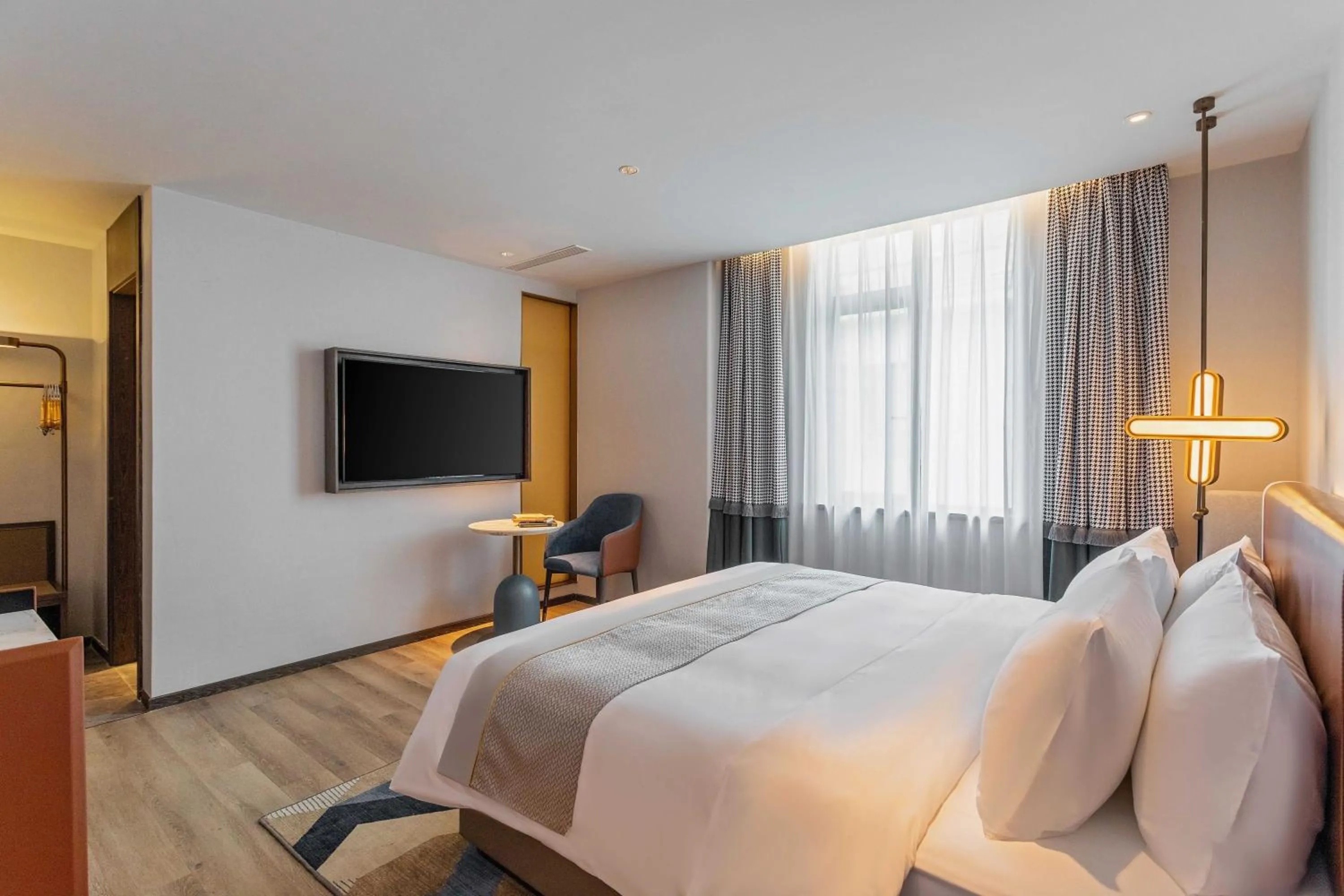 Photo of the whole room, Bed in Grand Madison Wuhan Hankou on the Bund