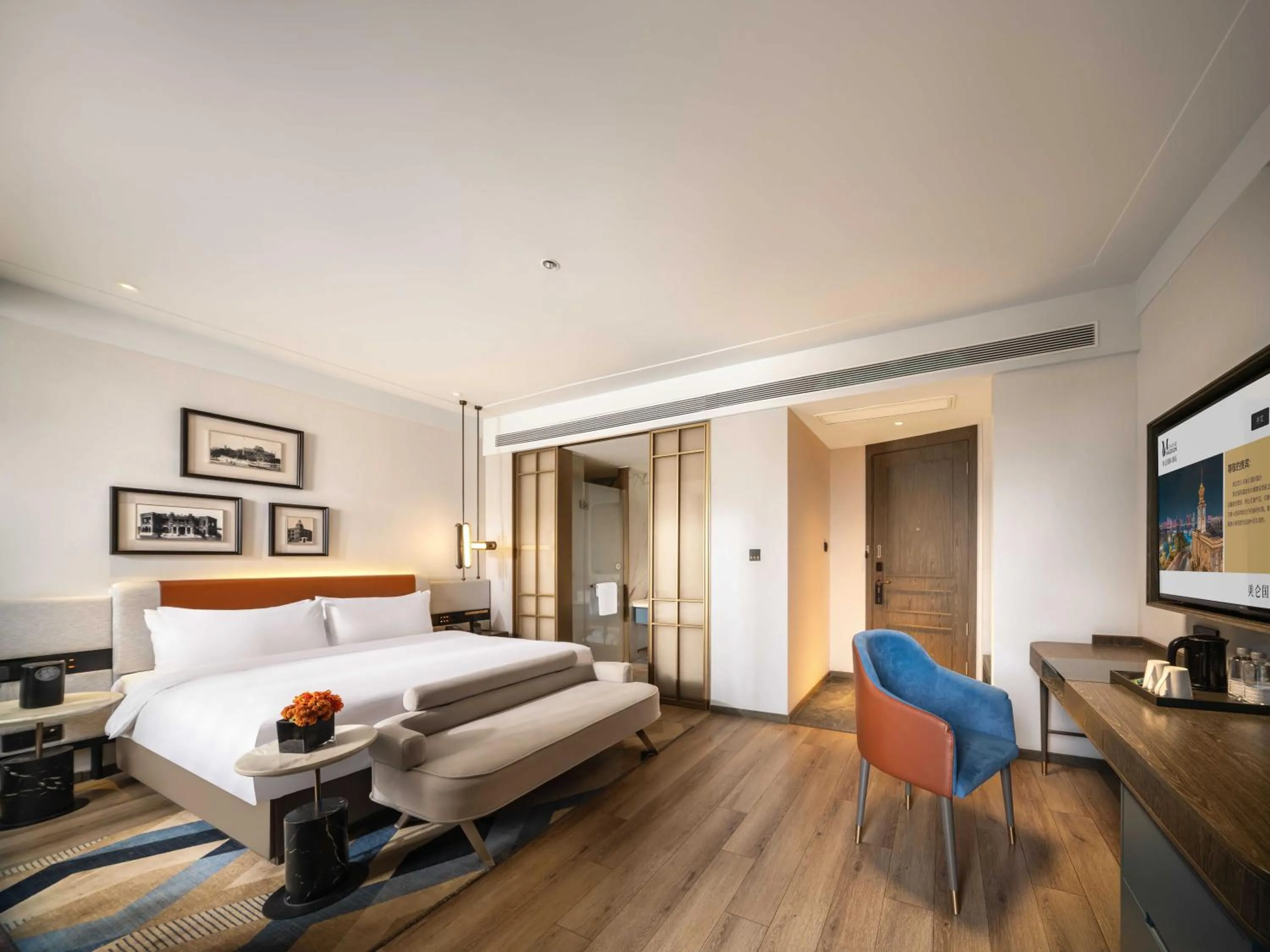 Photo of the whole room, Bed in Grand Madison Wuhan Hankou on the Bund