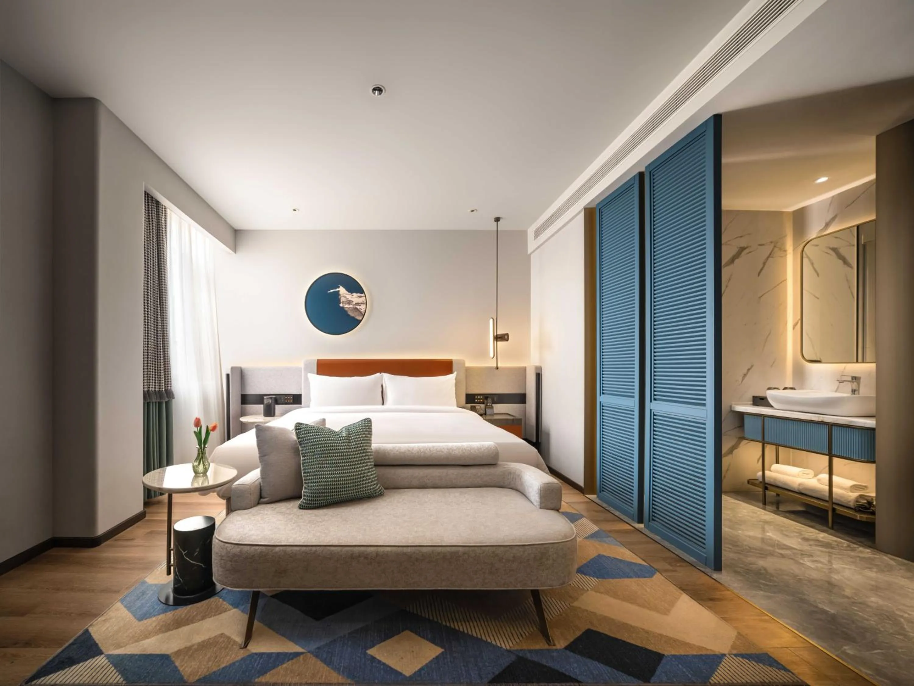 Photo of the whole room, Bed in Grand Madison Wuhan Hankou on the Bund