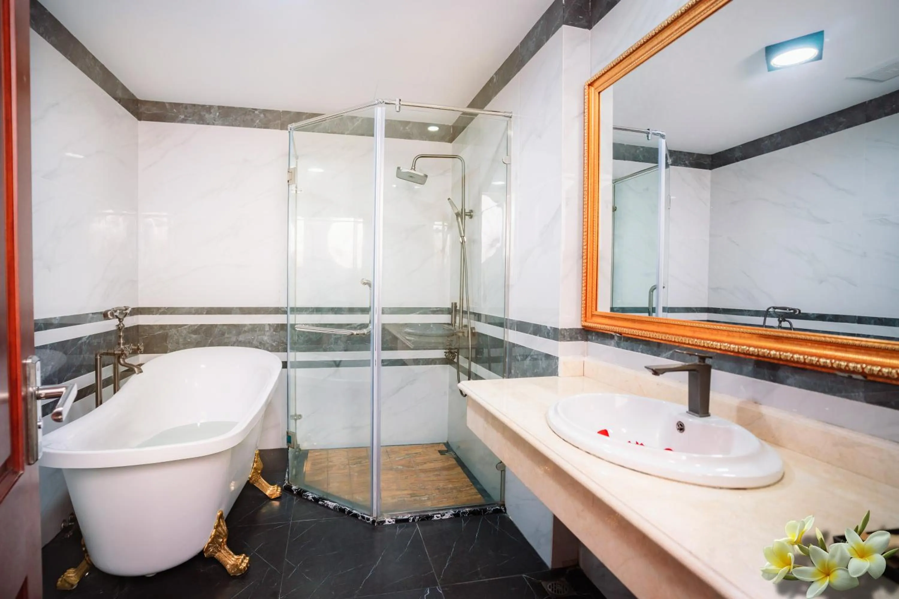 Shower in Skyview Hotel Halong