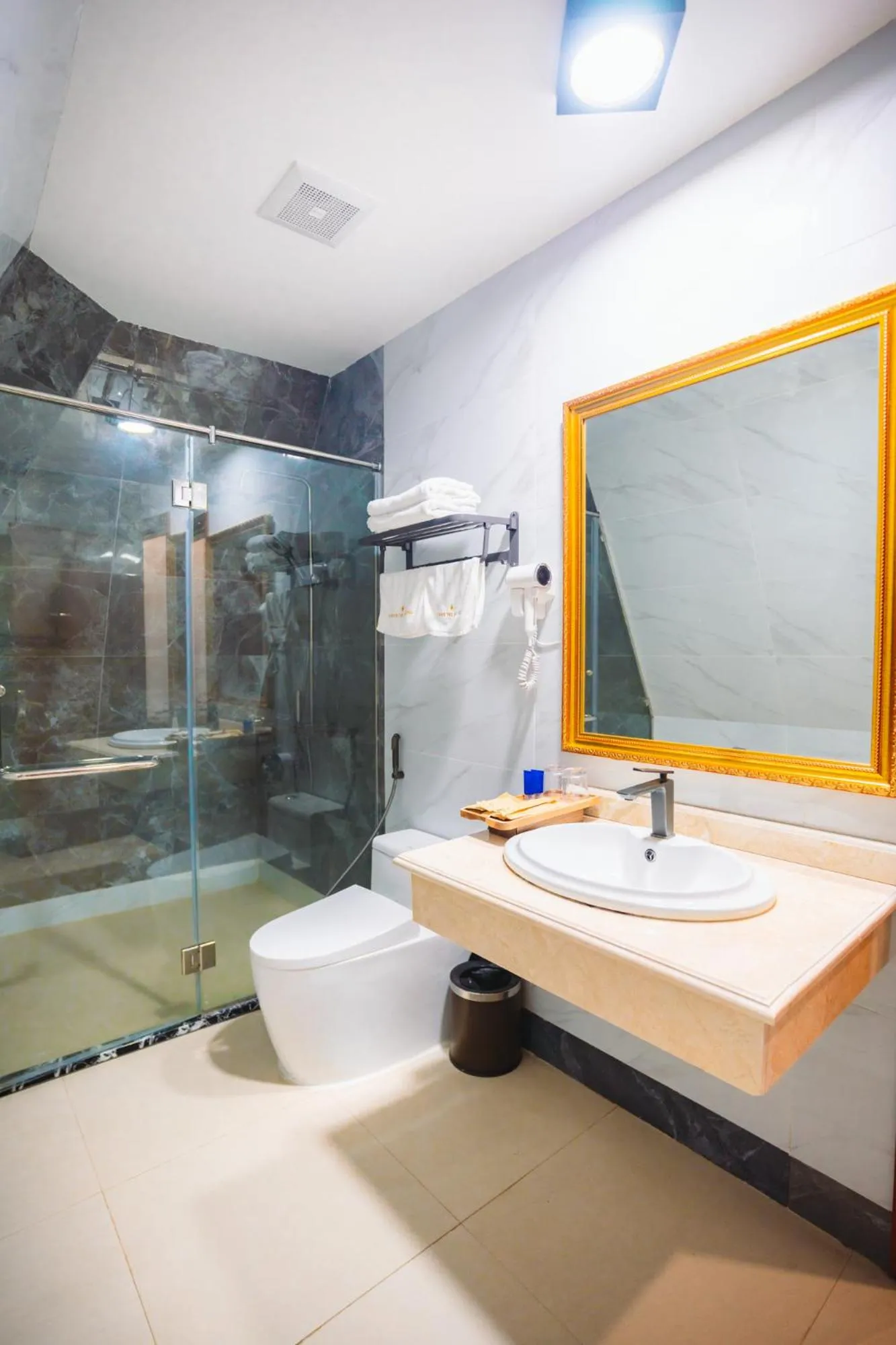 Bathroom in Skyview Hotel Halong