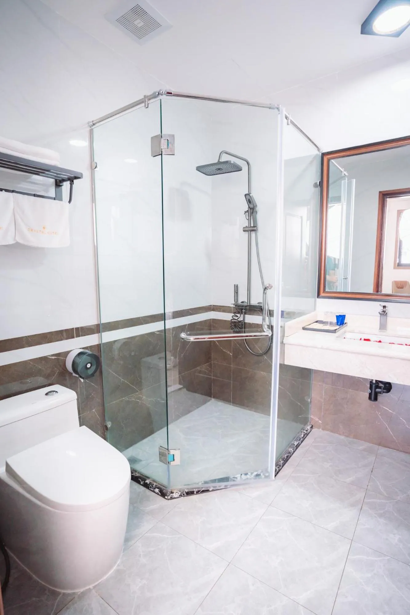 Bathroom in Skyview Hotel Halong