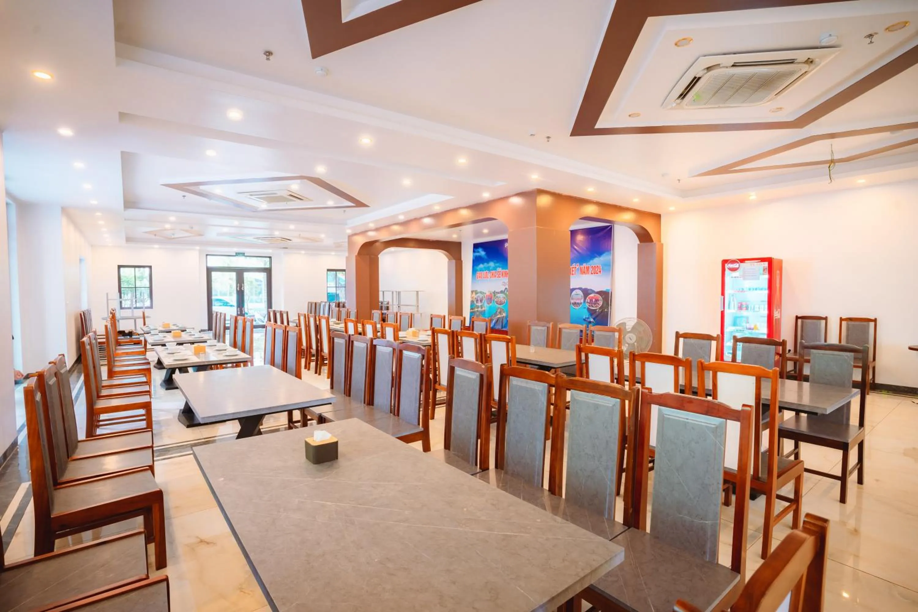 Restaurant/places to eat in Skyview Hotel Halong