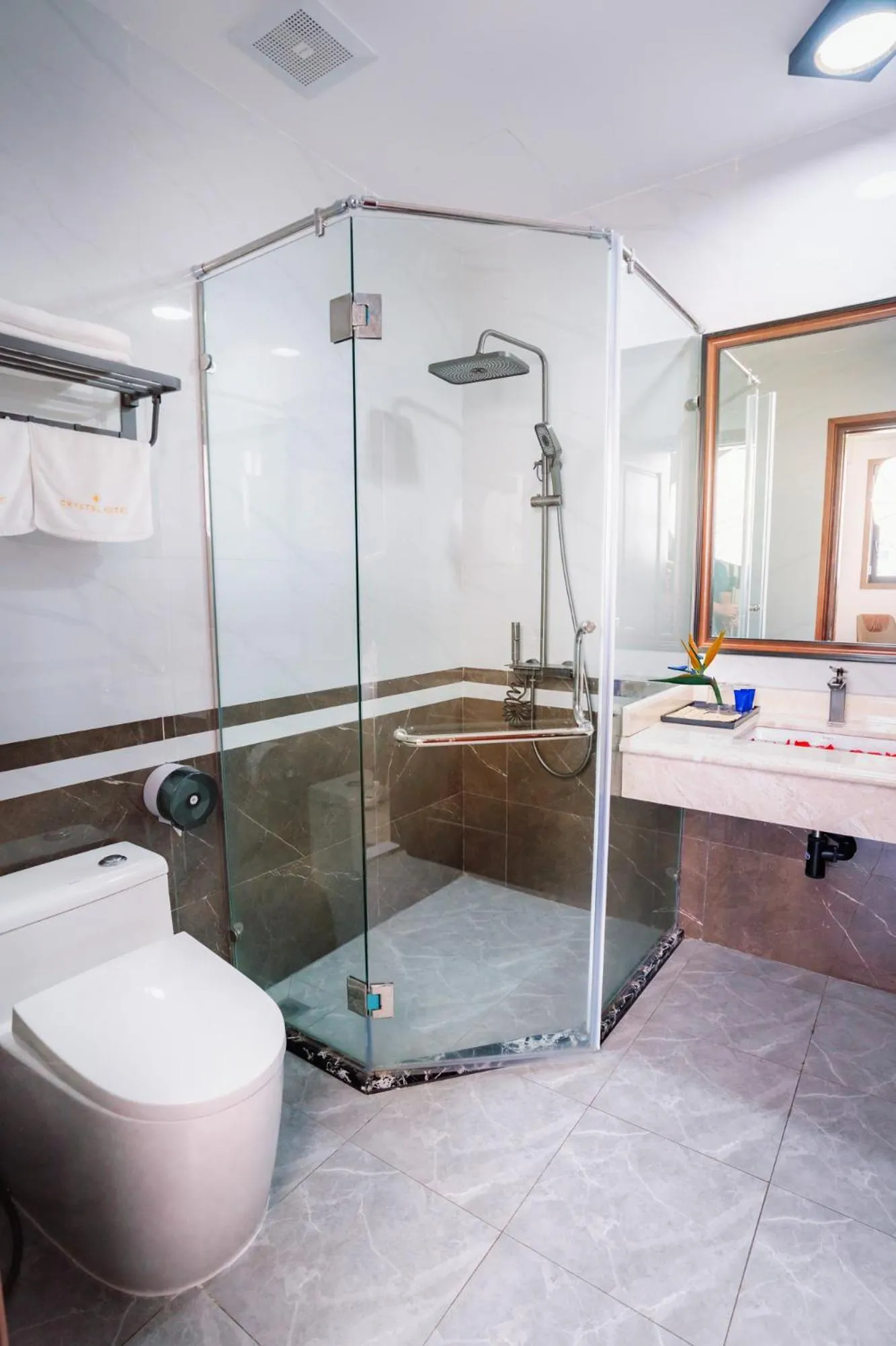 Shower in Skyview Hotel Halong