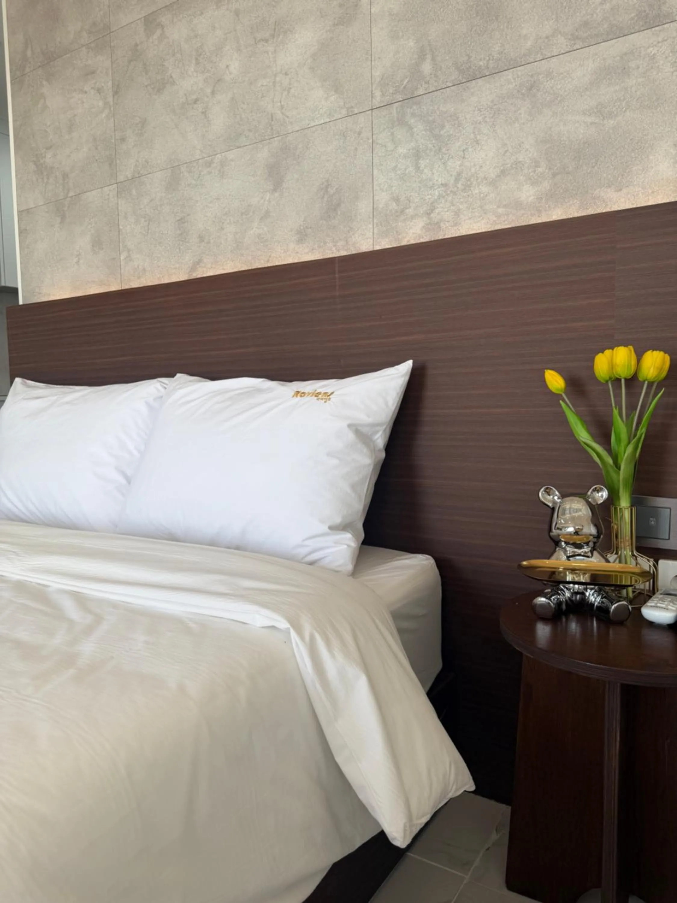 Bed in Raviens Maison de Hotel