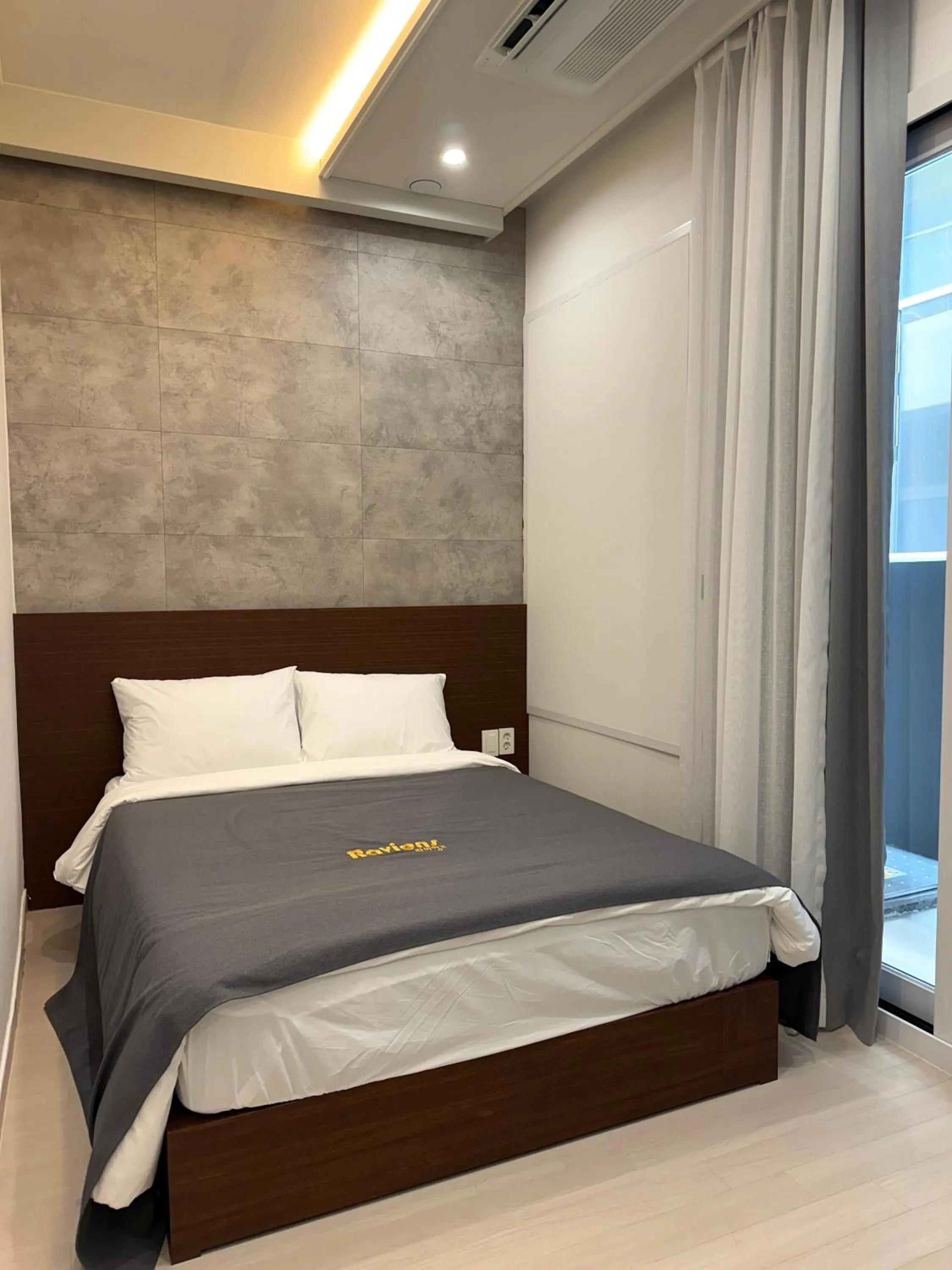 Bed in Raviens Maison de Hotel