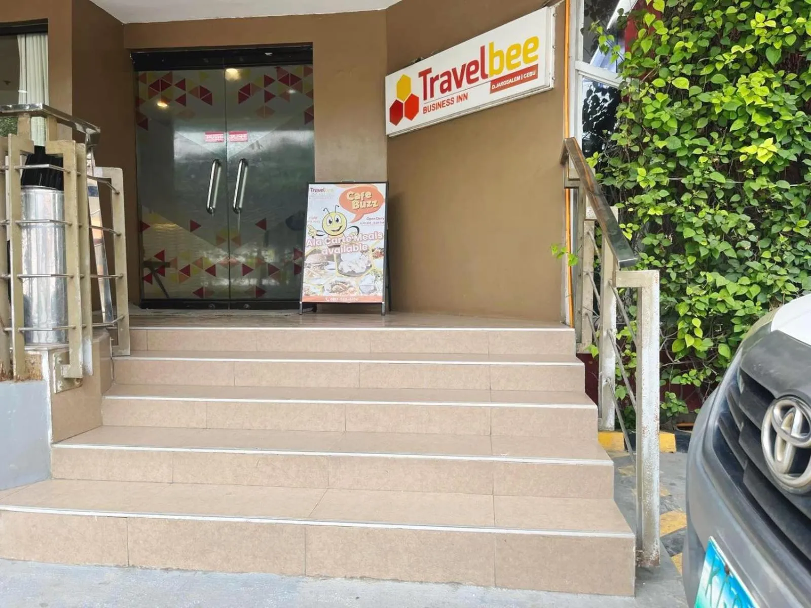 Facade/entrance in Travelbee Business Inn