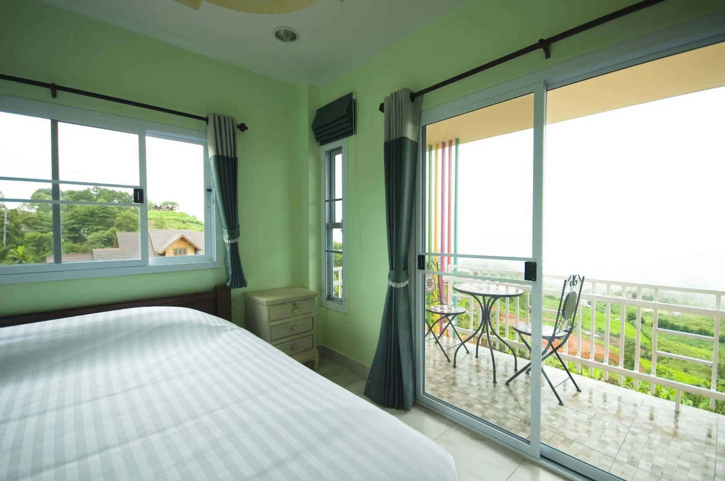 Balcony/Terrace, Bed in Hotel Viewpoint Khao Koh