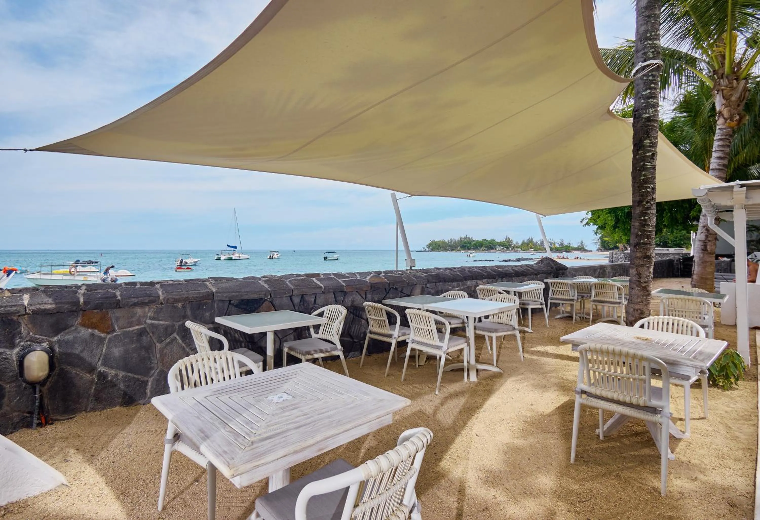 Restaurant/places to eat in Le Beachclub