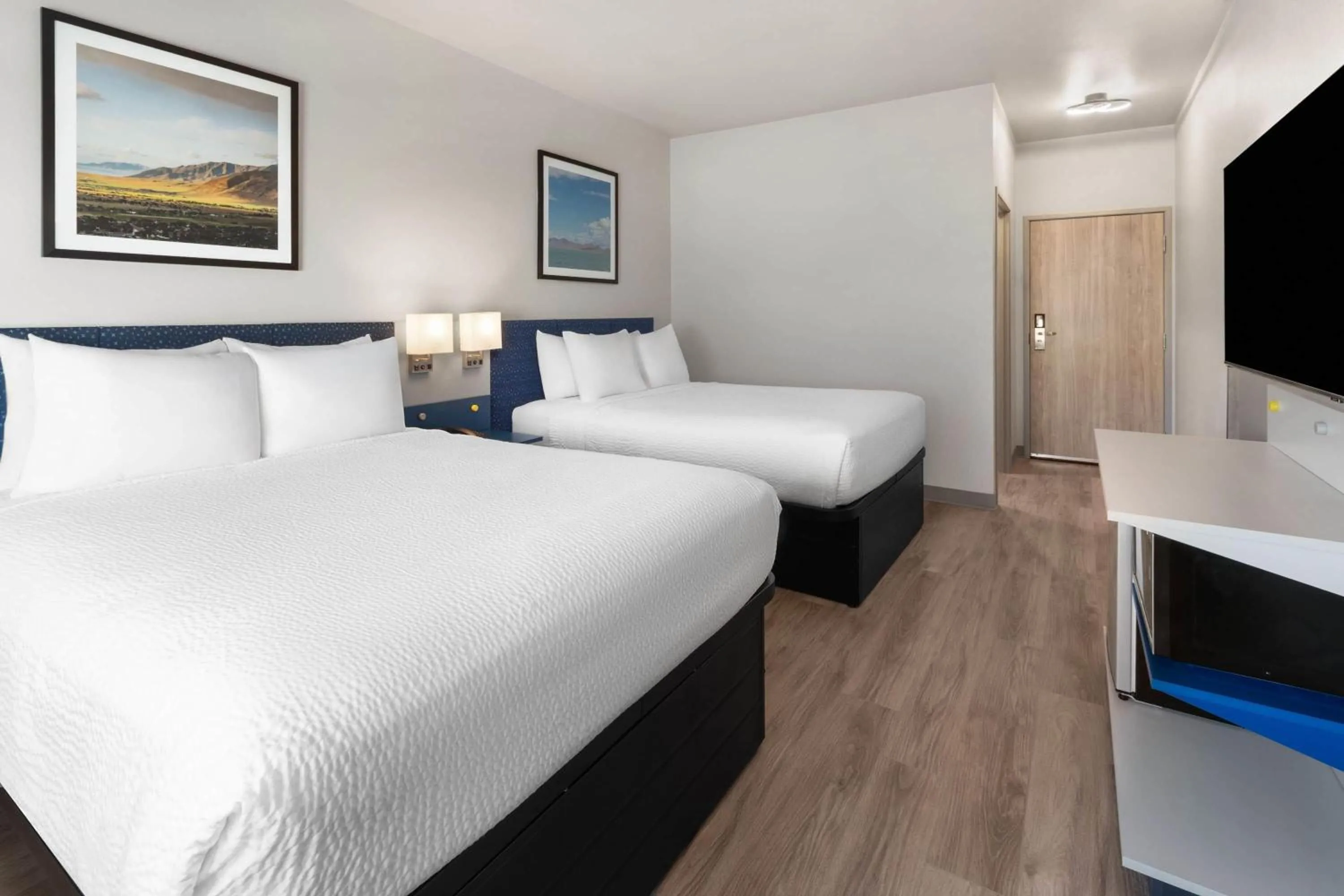 Photo of the whole room, Bed in Microtel Inn & Suites by Wyndham Tooele