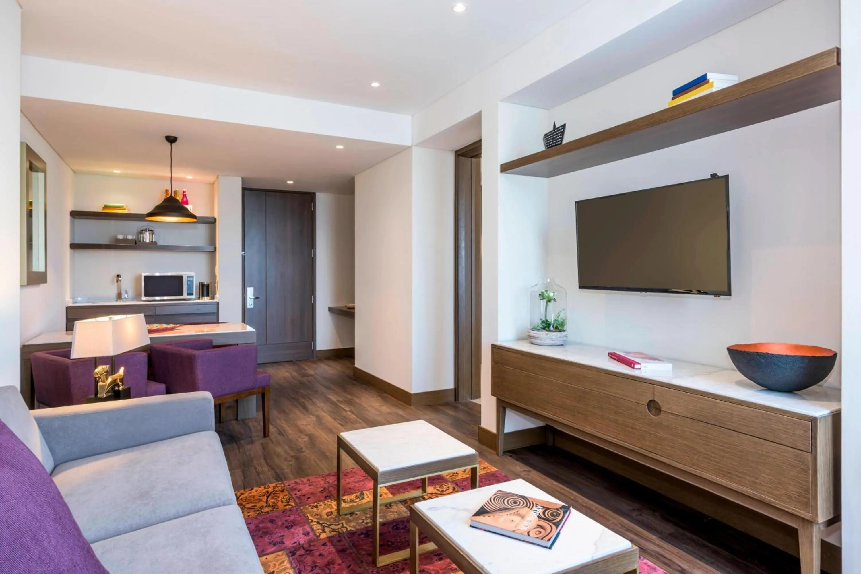 Living room in Courtyard by Marriott Bogota Airport