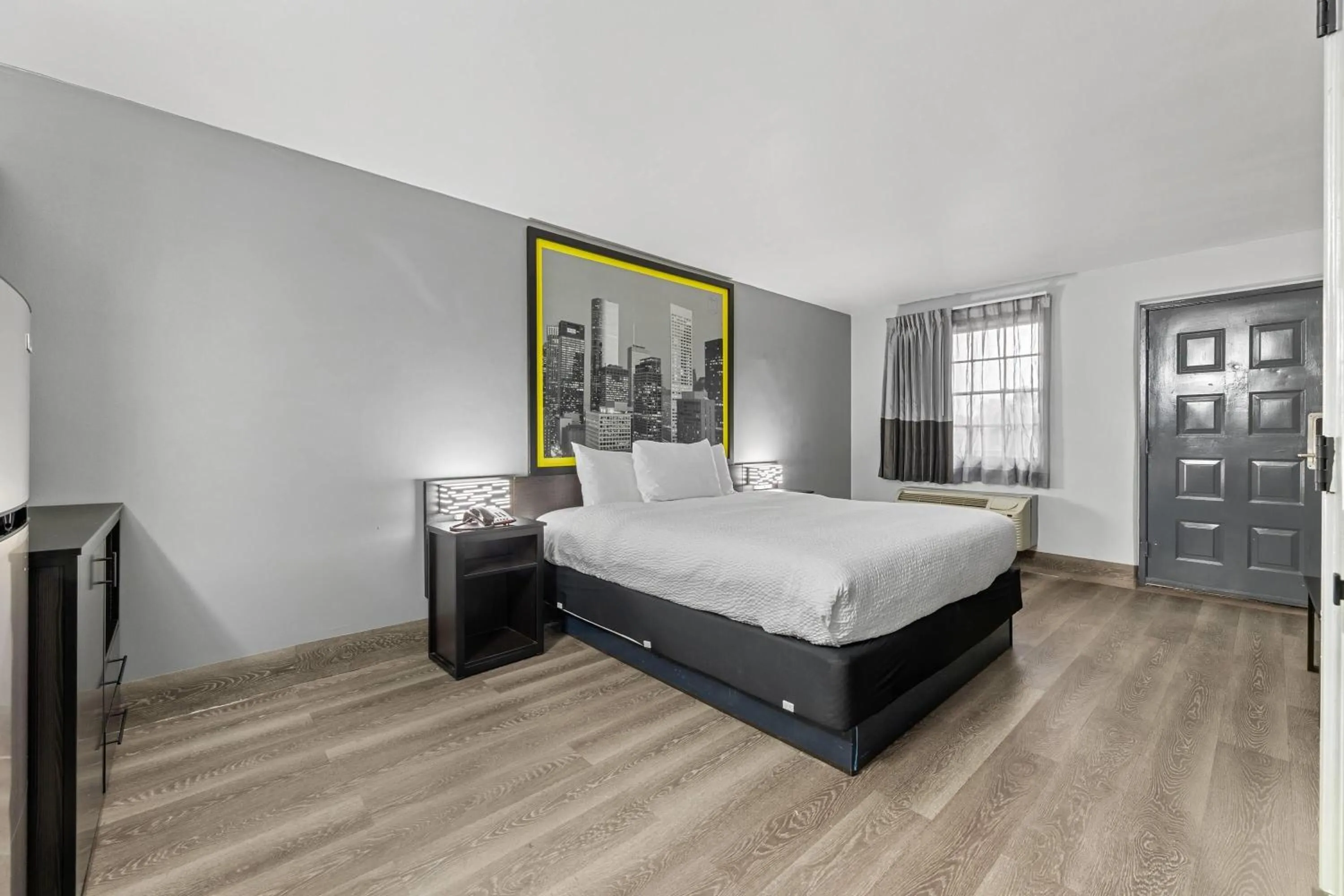 Photo of the whole room, Bed in Super 8 by Wyndham Texas City