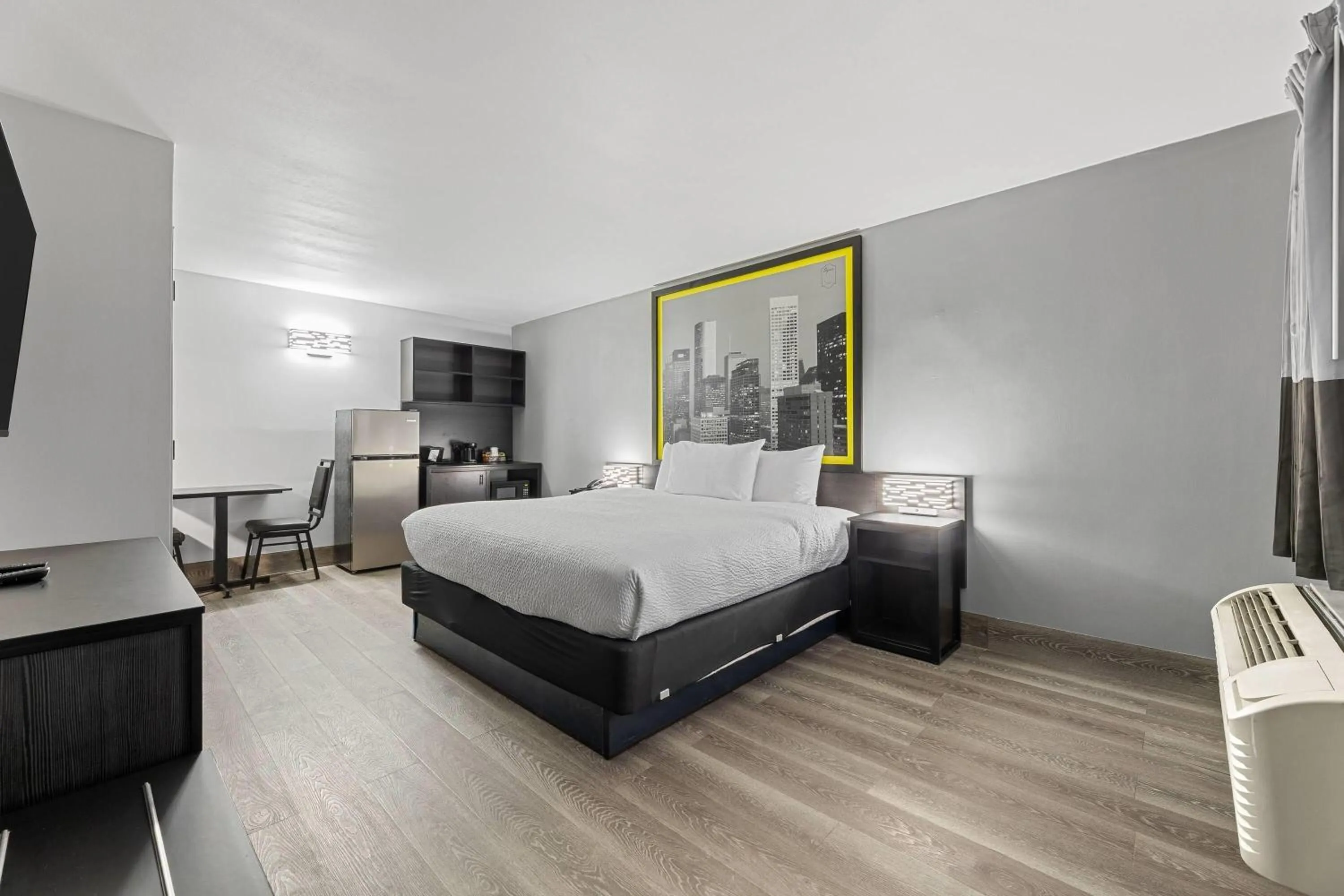 Photo of the whole room, Bed in Super 8 by Wyndham Texas City