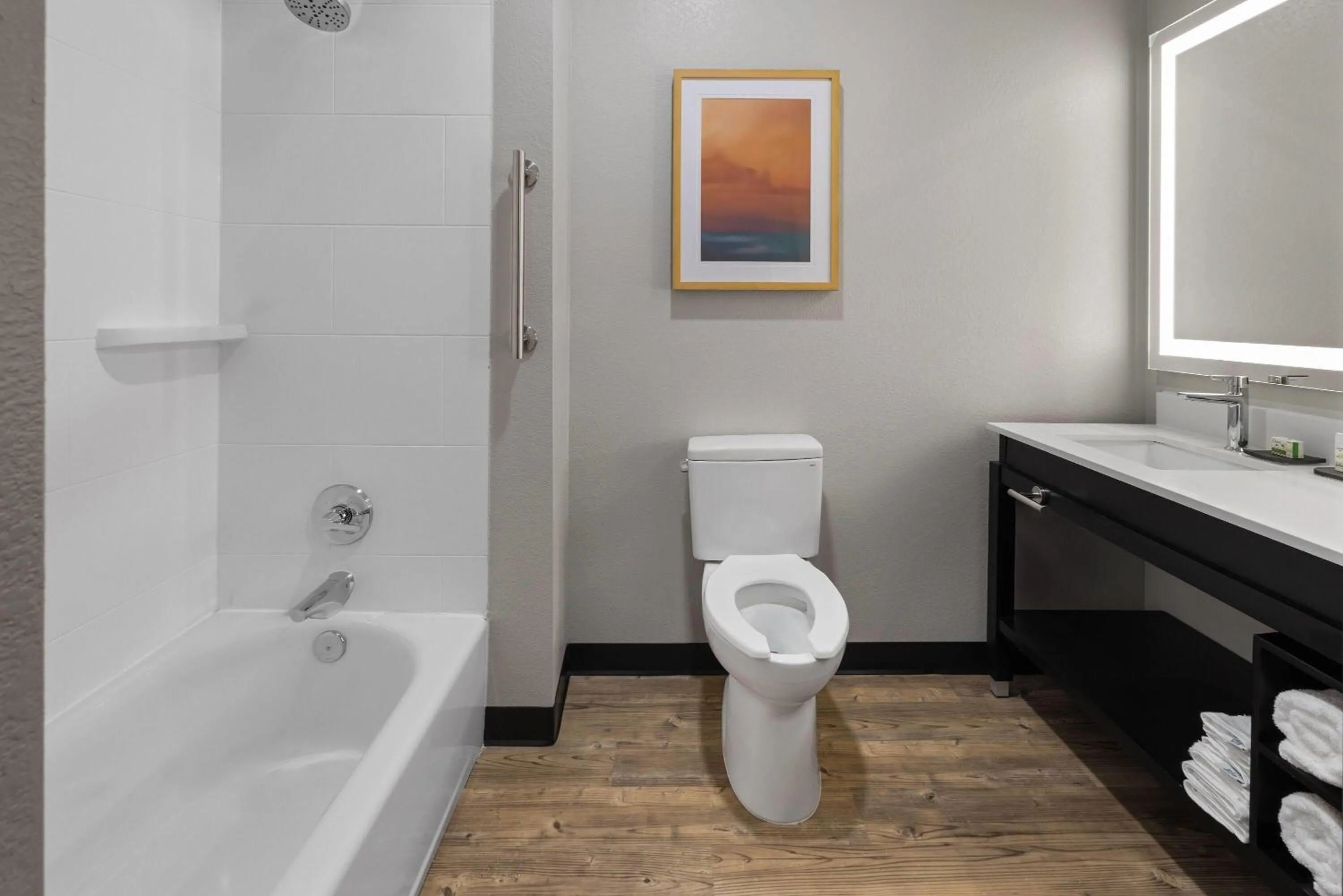 Bathroom in La Quinta Inn & Suites by Wyndham Phoenix West Glendale