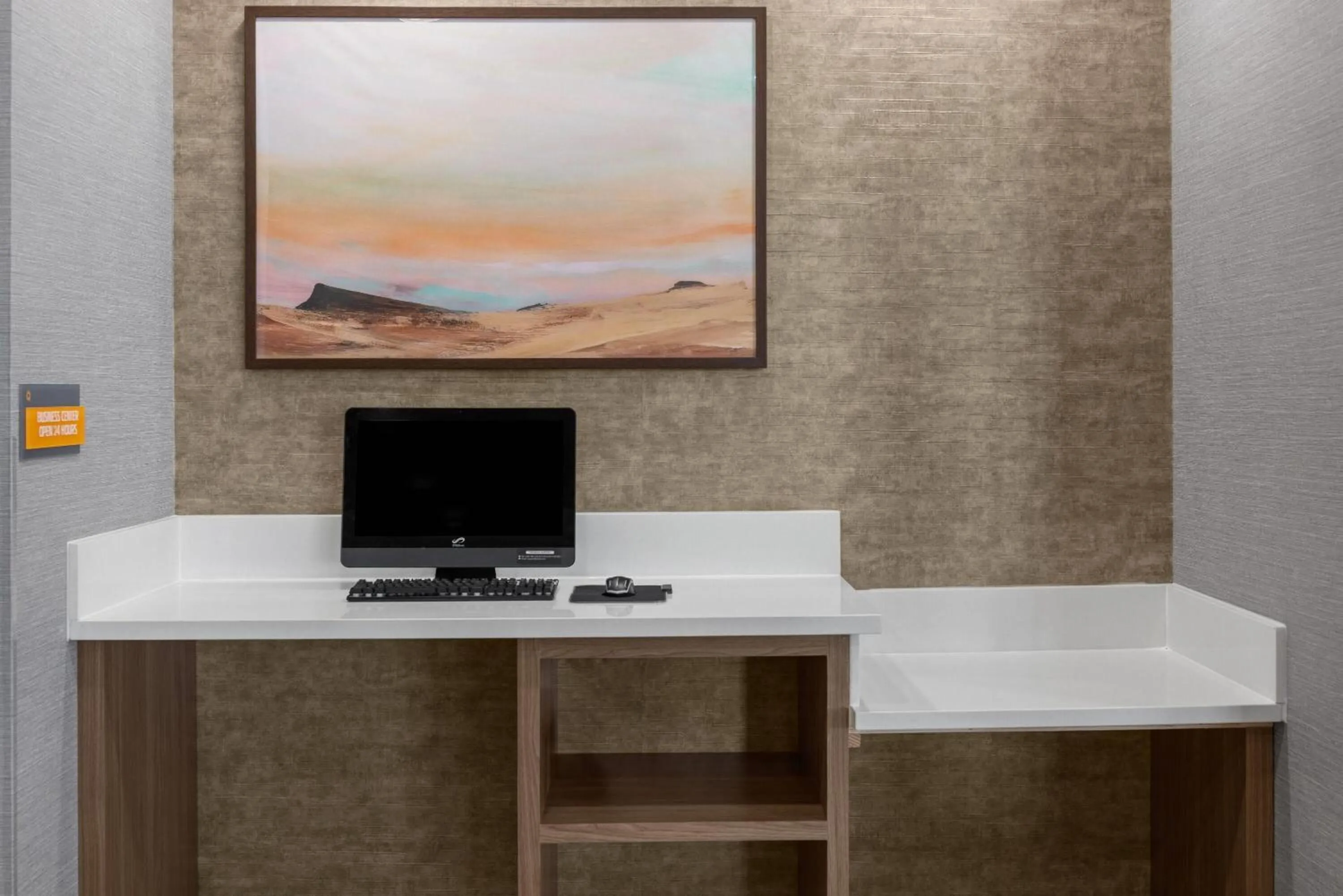 Business facilities in La Quinta Inn & Suites by Wyndham Phoenix West Glendale