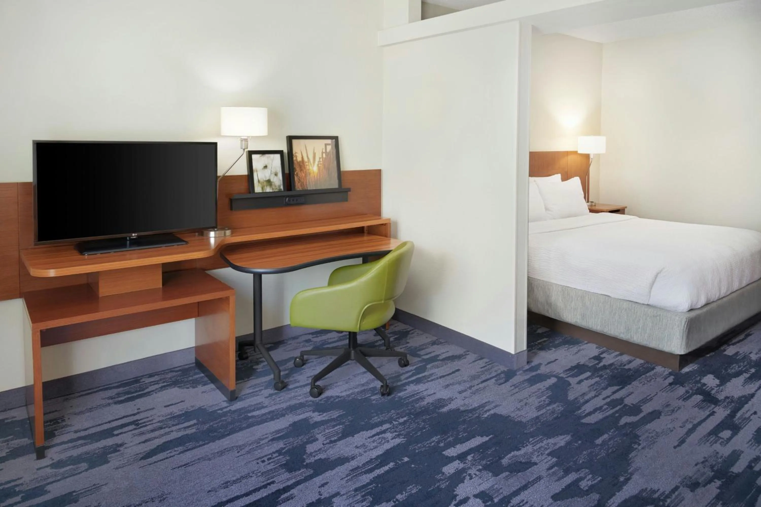 Photo of the whole room, Bed in Fairfield Inn & Suites by Marriott Reading Wyomissing