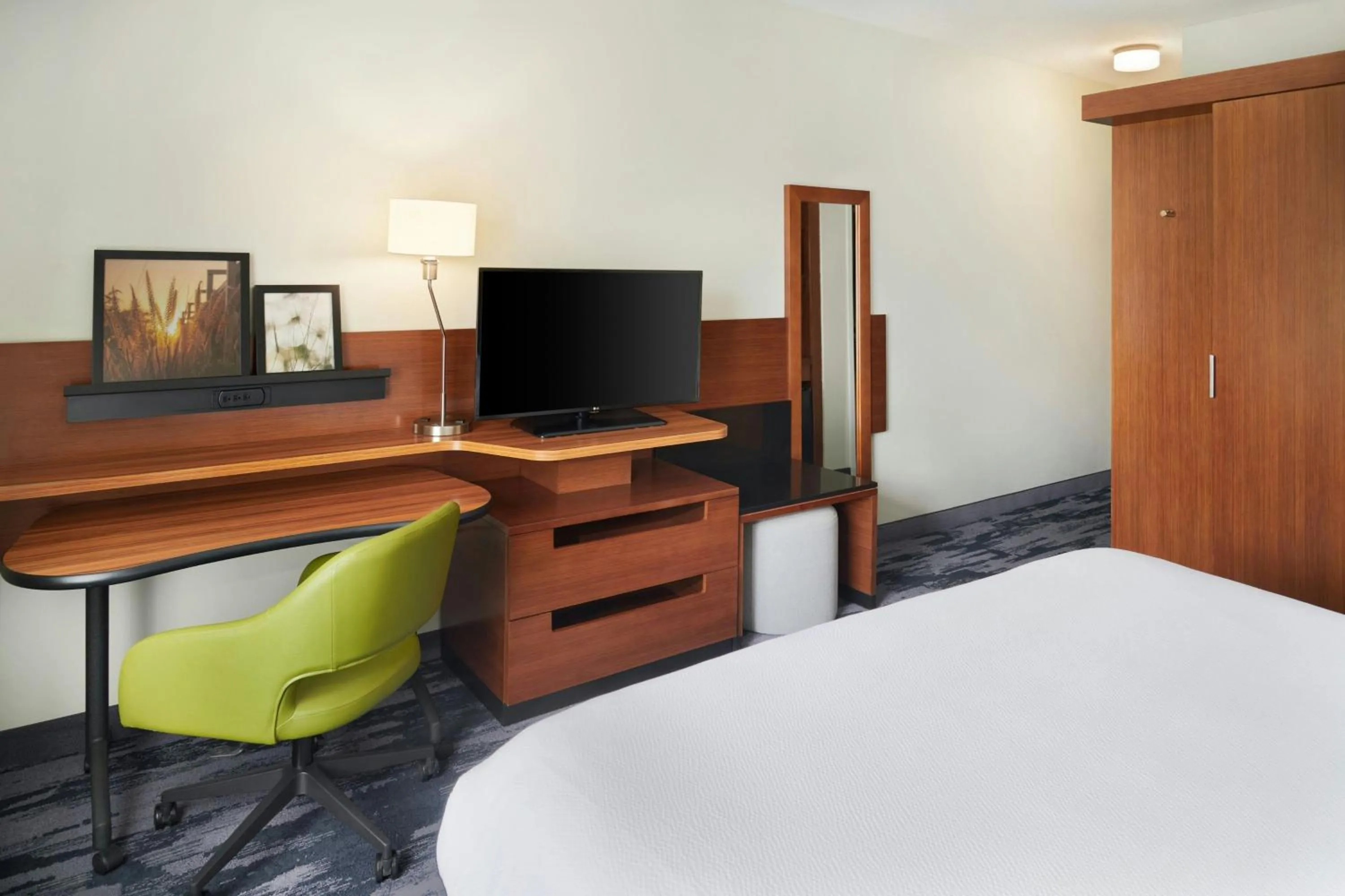 Photo of the whole room, Bed in Fairfield Inn & Suites by Marriott Reading Wyomissing