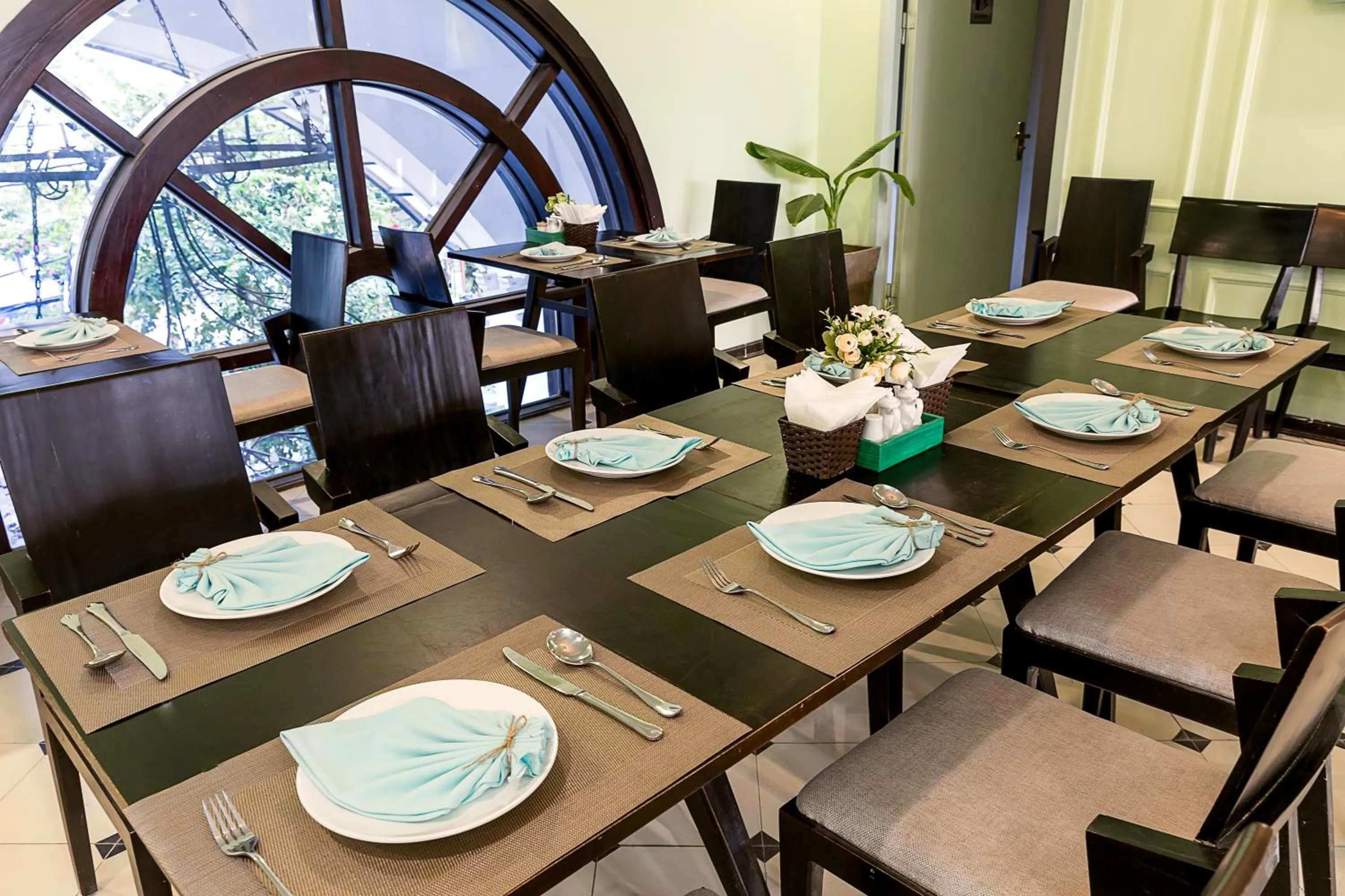 Restaurant/places to eat in Le House Boutique Hotel - 100m to the beach