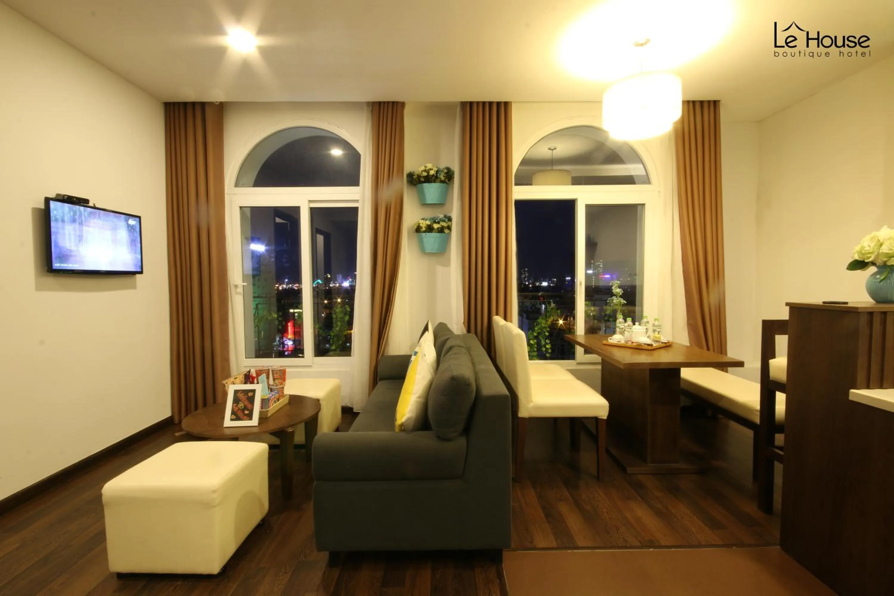 TV and multimedia in Le House Boutique Hotel - 100m to the beach