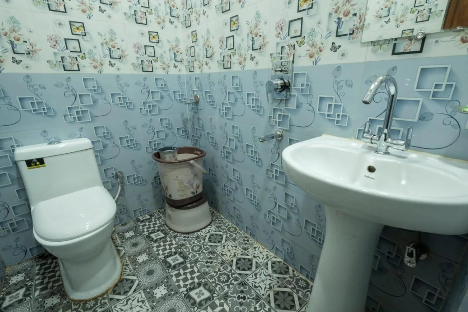 Shower in Hotel Relax Inn Ganga Rishikesh