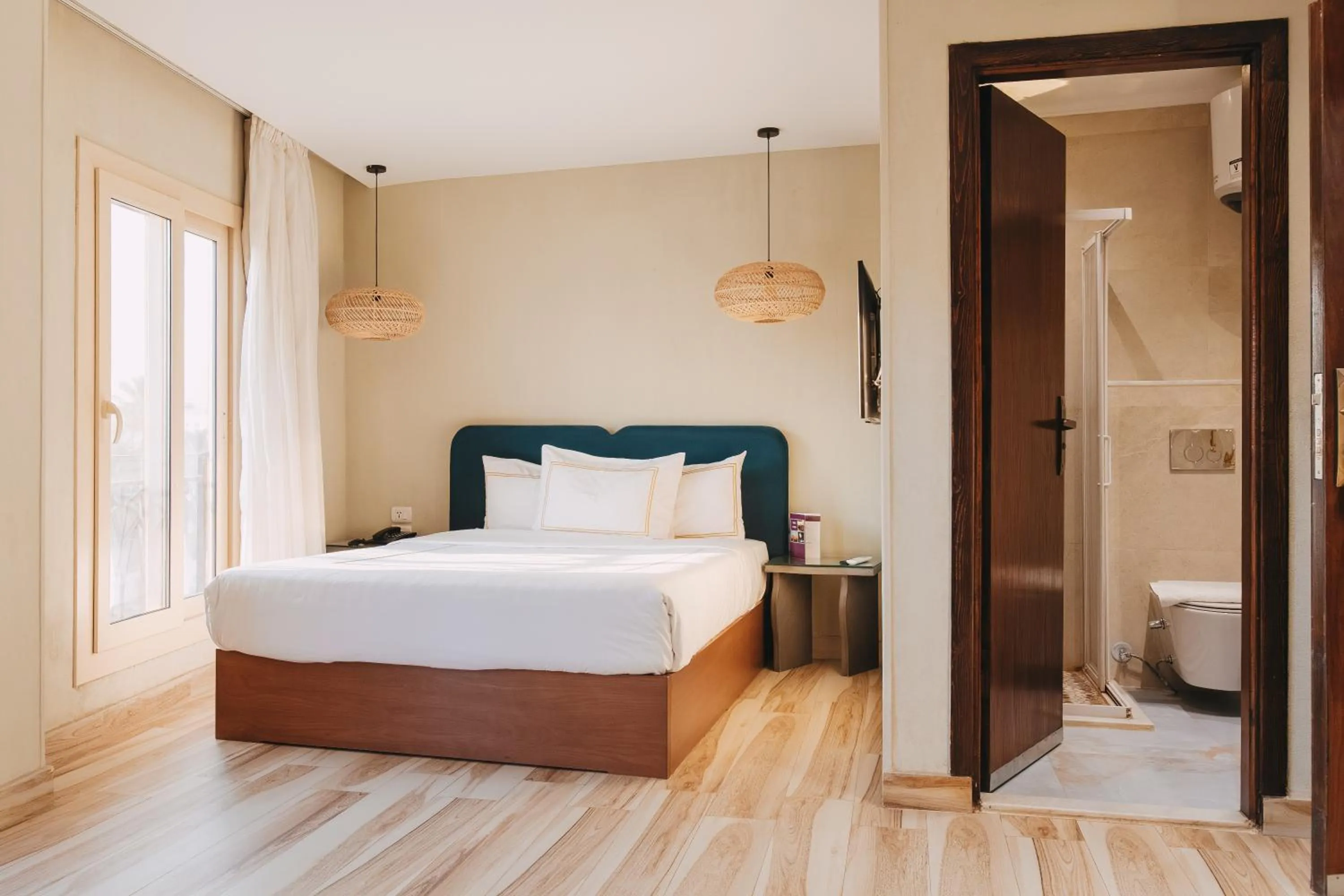 Shower, Bed in Almas Pyramids Hotel