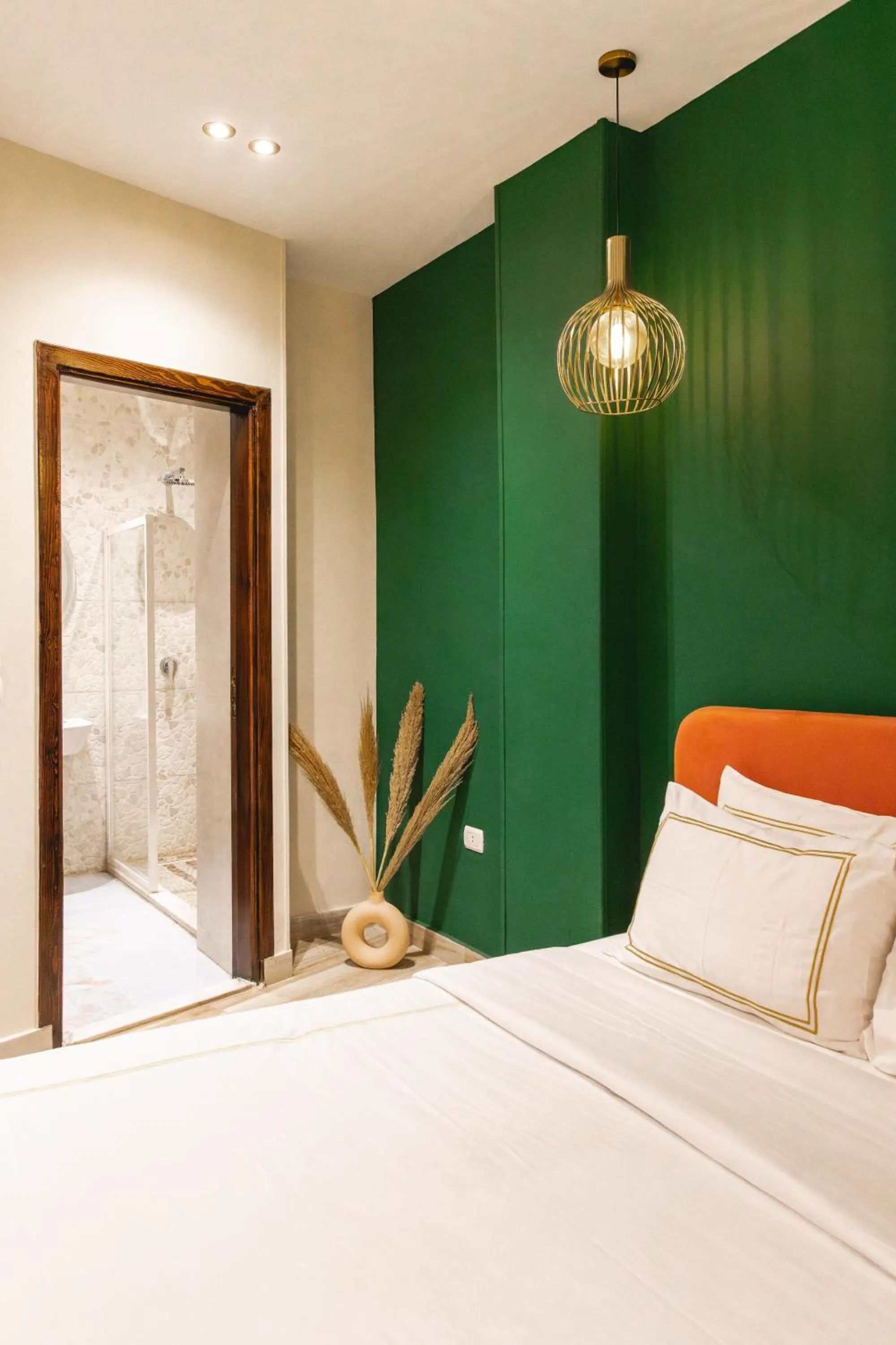 Bathroom, Bed in Almas Pyramids Hotel