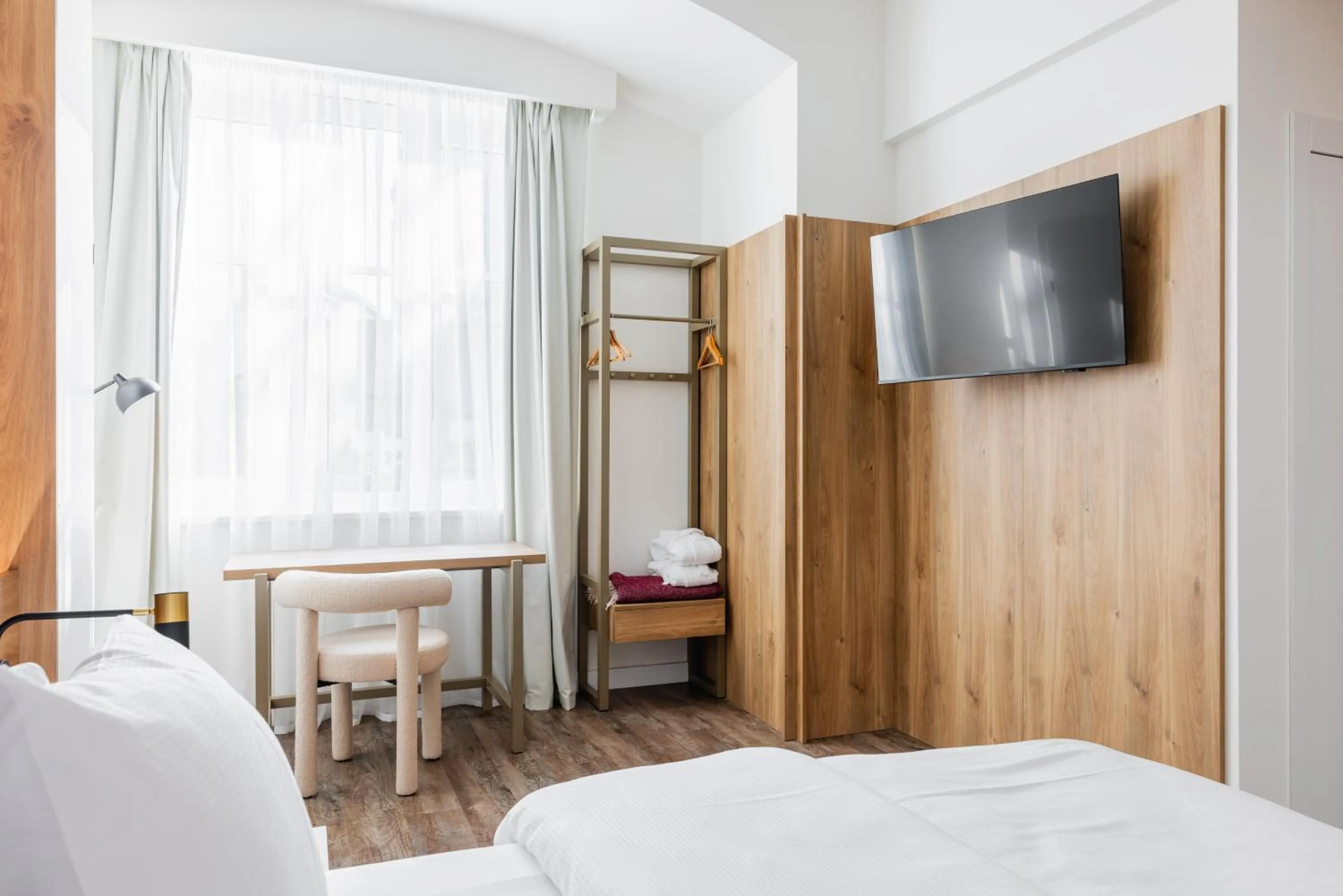 TV and multimedia, Bed in FortyPlusOne Hotel Vienna