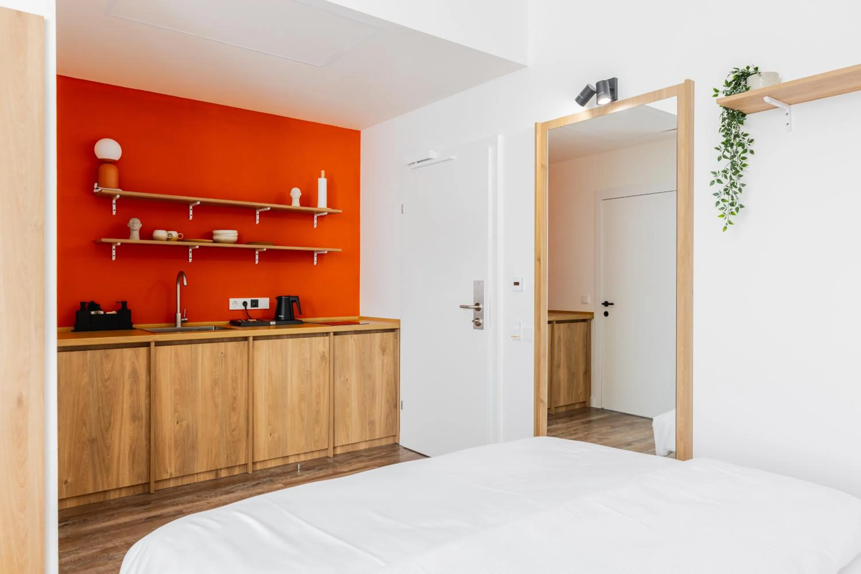 Kitchen or kitchenette, Bed in FortyPlusOne Hotel Vienna
