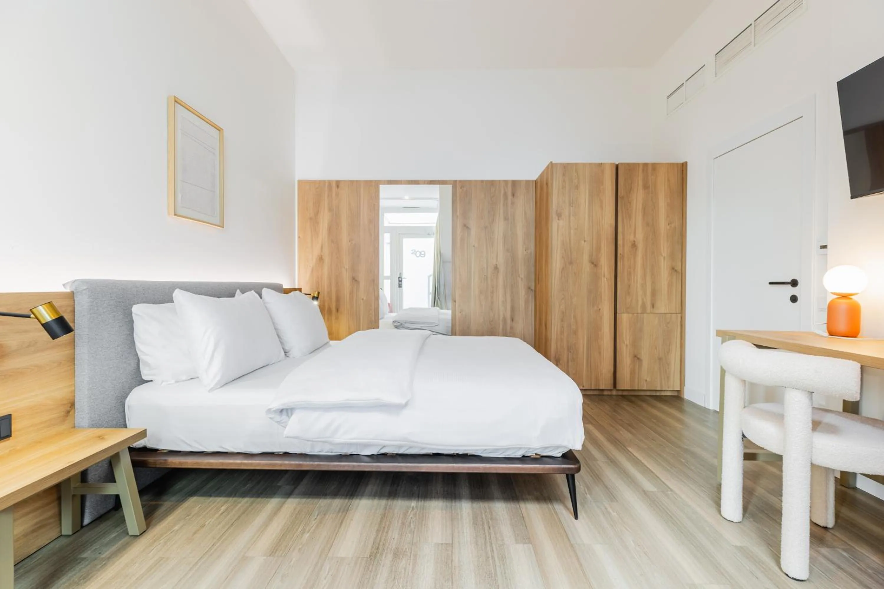 Bed in FortyPlusOne Hotel Vienna