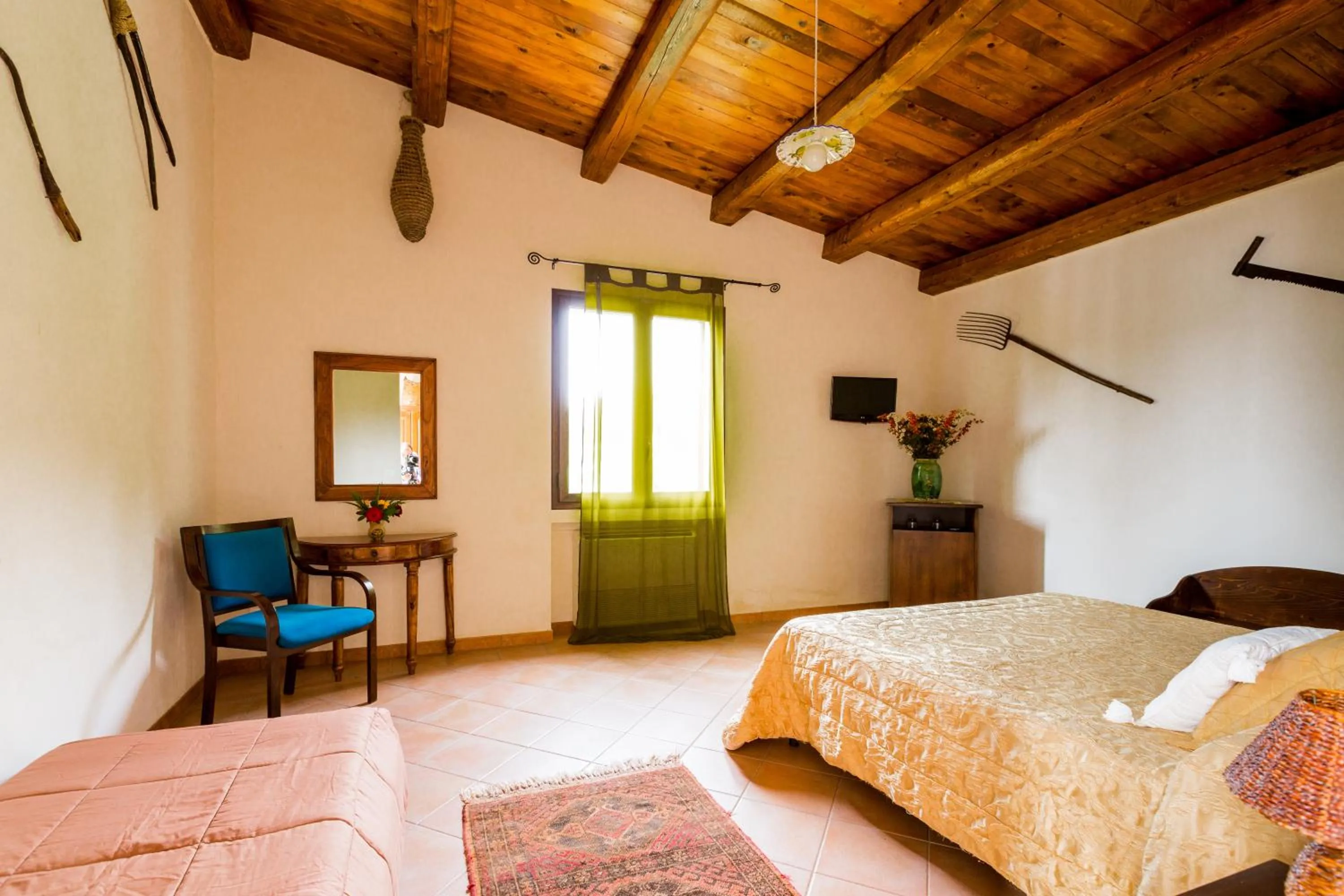 Photo of the whole room, Bed in Case Di Latomie