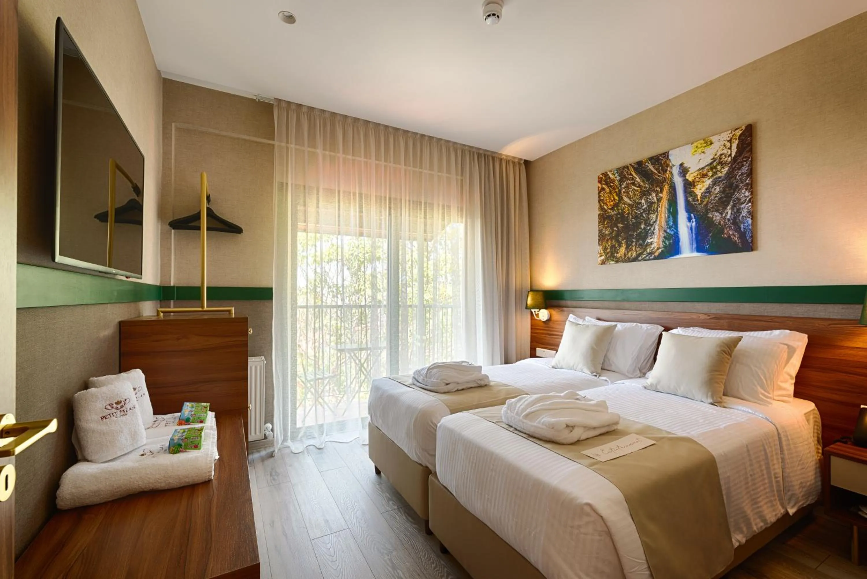 Bed in Petit Palais Platres Boutique Hotel